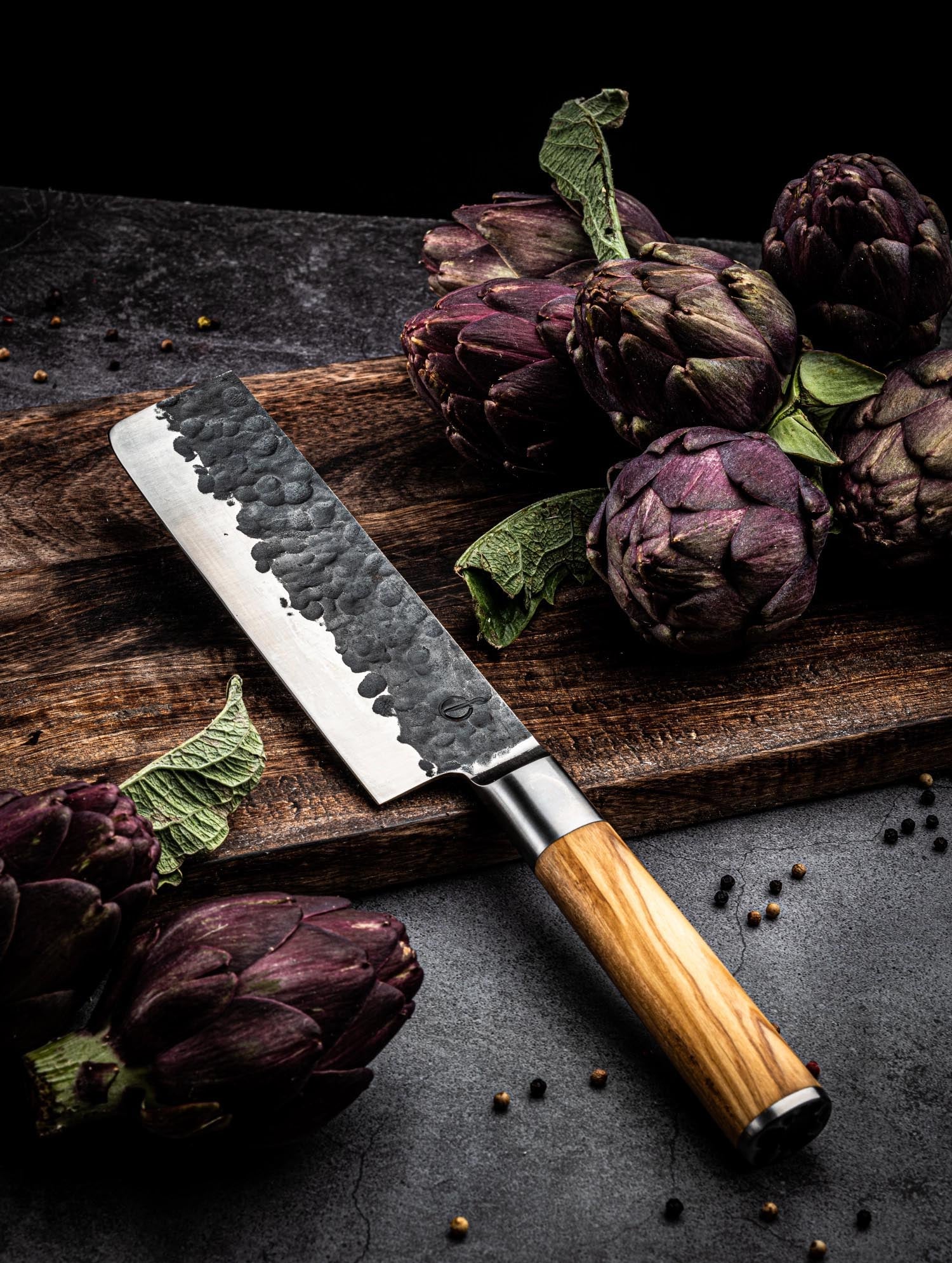 Das 18cm Olive Hackbeil von Forged besticht durch seine scharfe Klinge und den eleganten Olivenholzgriff.