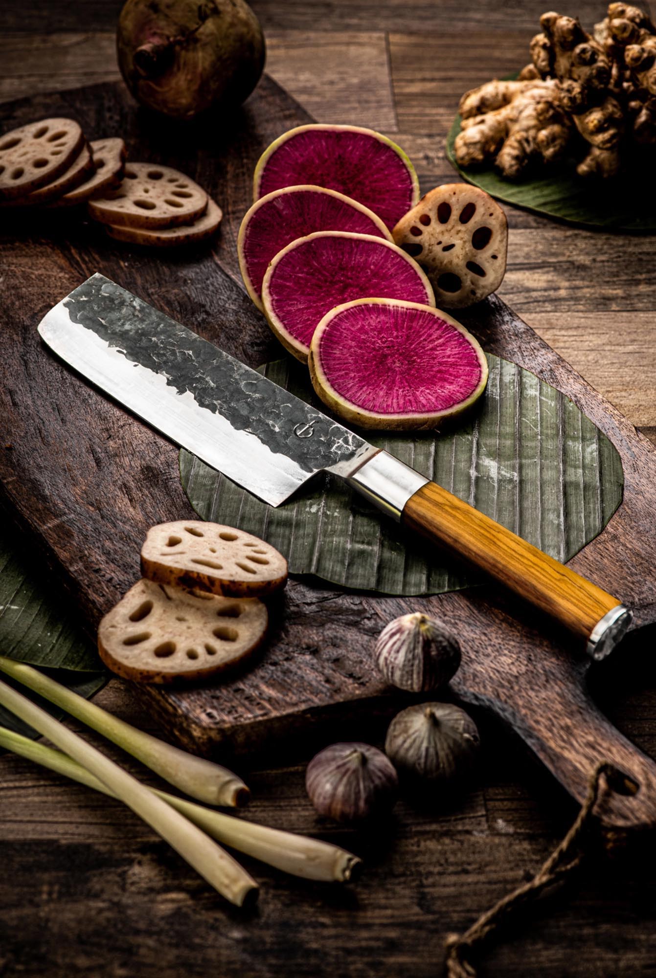 Das Forged Olive Hackbeil 18cm kombiniert eine scharfe Klinge mit einem stilvollen Griff aus Olivenholz.