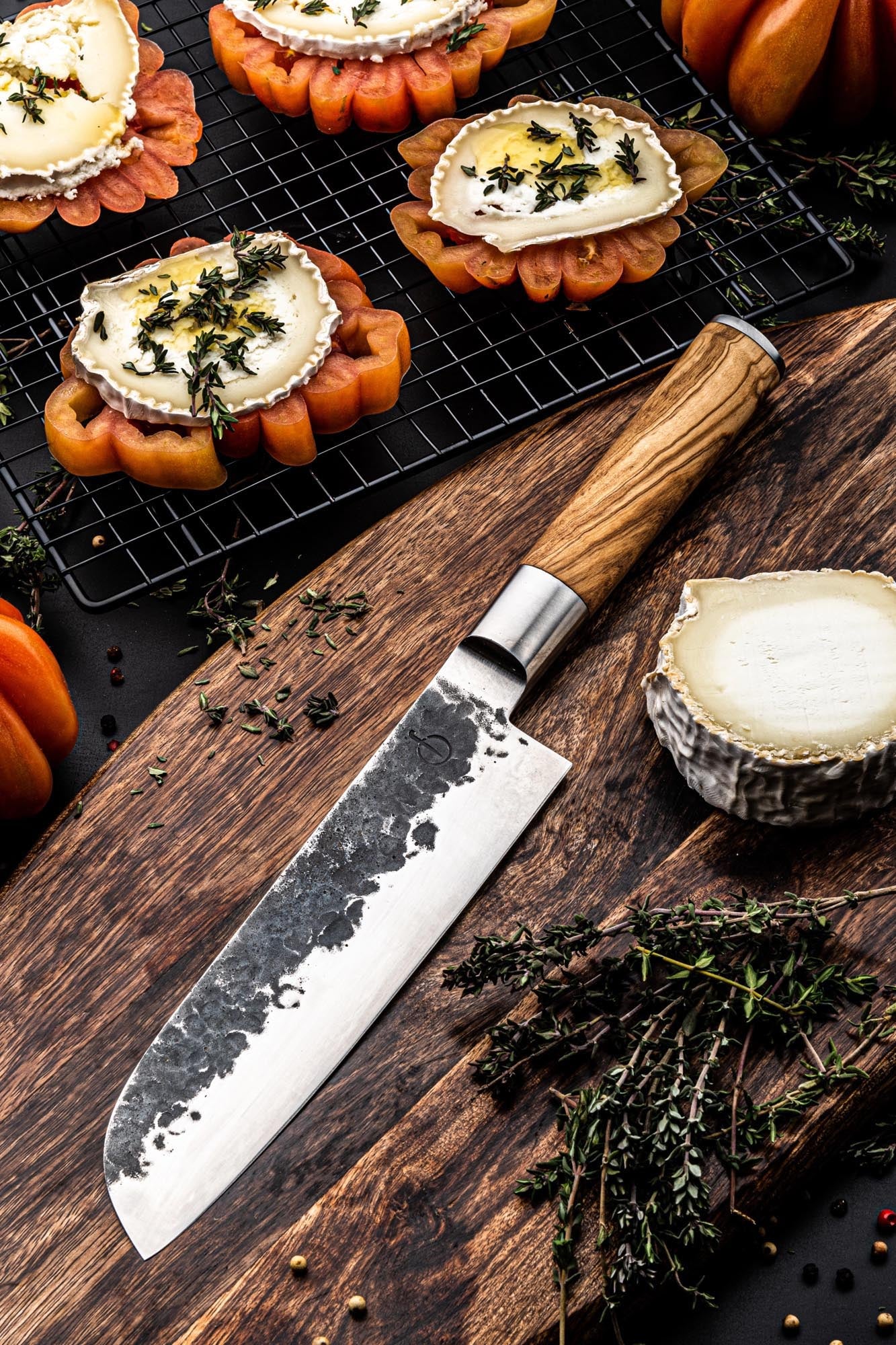 Elegantes Santokumesser mit 18 cm Klinge, Olivenholzgriff, handgeschmiedet, perfekt für präzises Schneiden und Kochen.