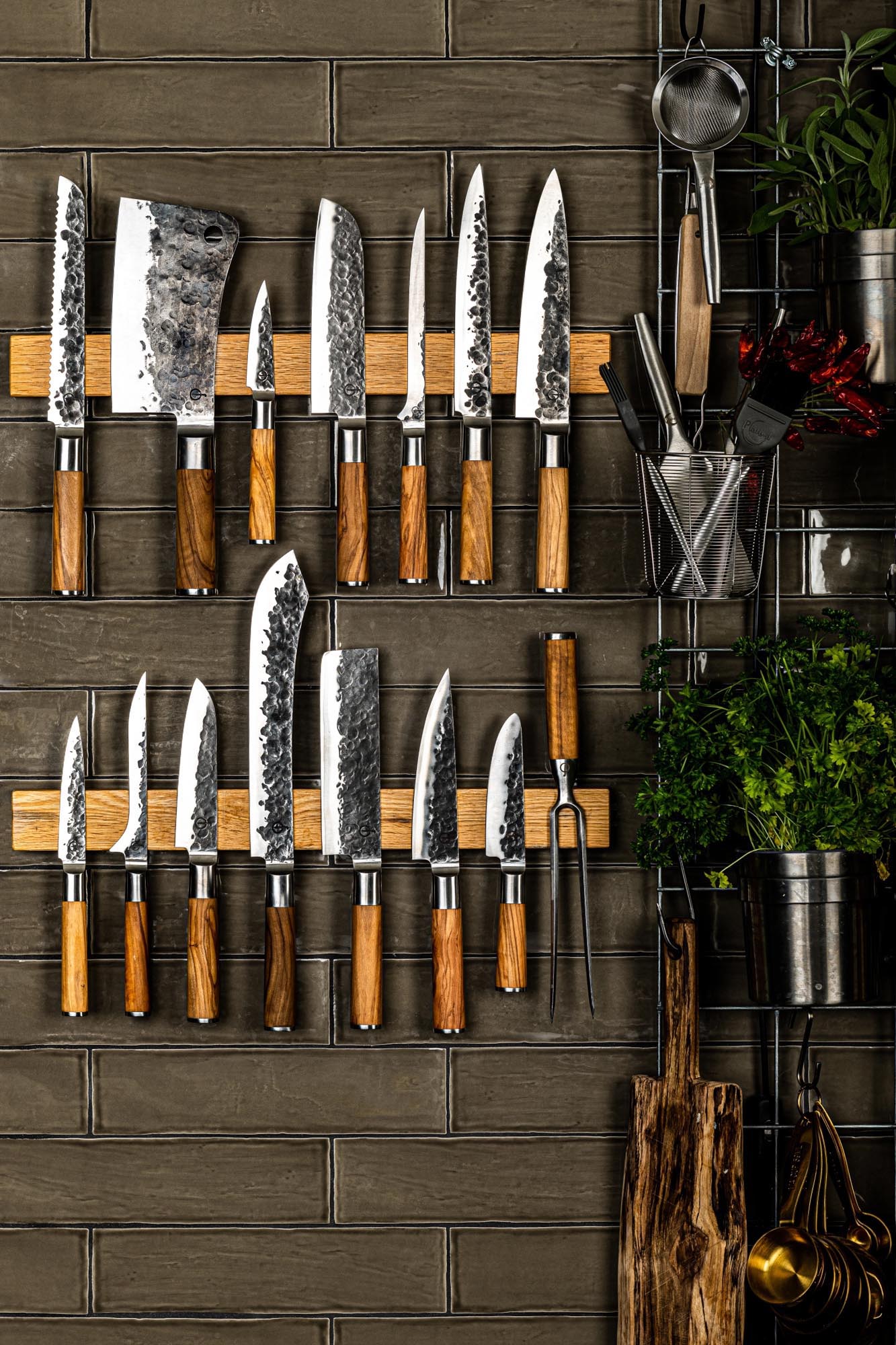 Elegantes Santokumesser mit 18 cm Klinge, Olivenholzgriff, handgeschmiedet, perfekt für präzises Schneiden und Kochen.