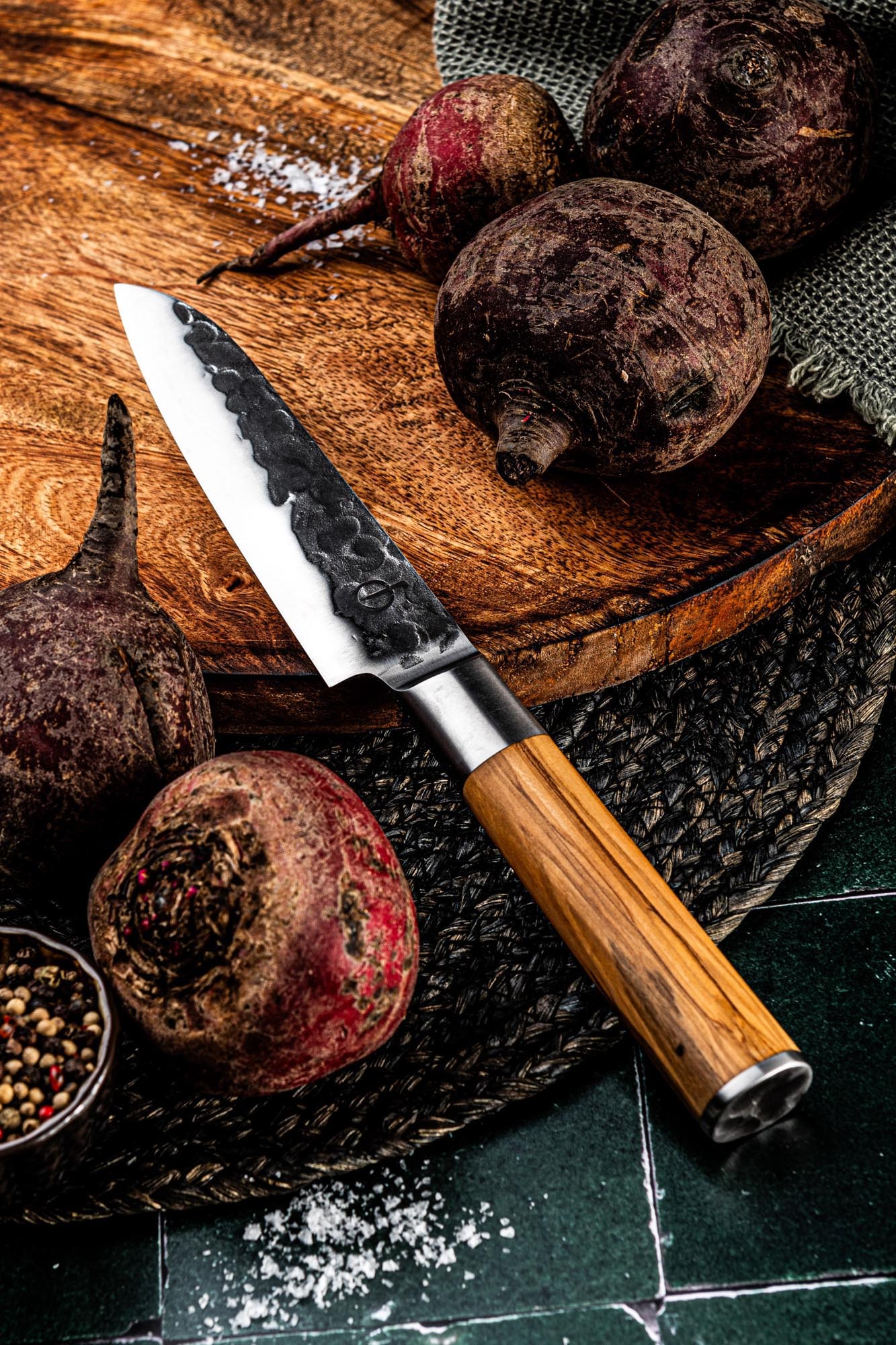 Handgeschmiedetes Santokumesser mit 13cm Klinge, Olivenholzgriff, ideal für präzises Schneiden und vielseitige Küchenarbeiten.