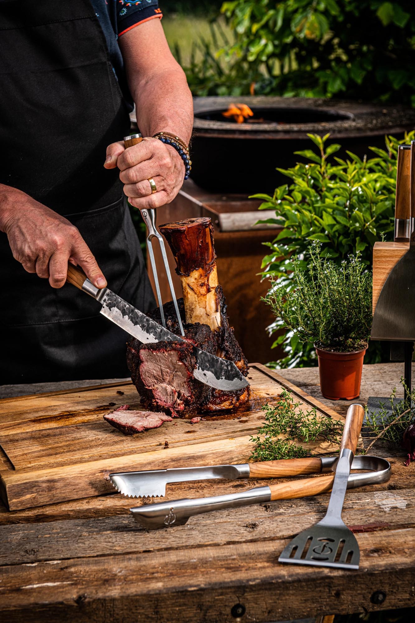 Die Olive Tranchiergabel von Forged besticht durch elegantes Design, hochwertige Materialien und meisterhafte Verarbeitung.