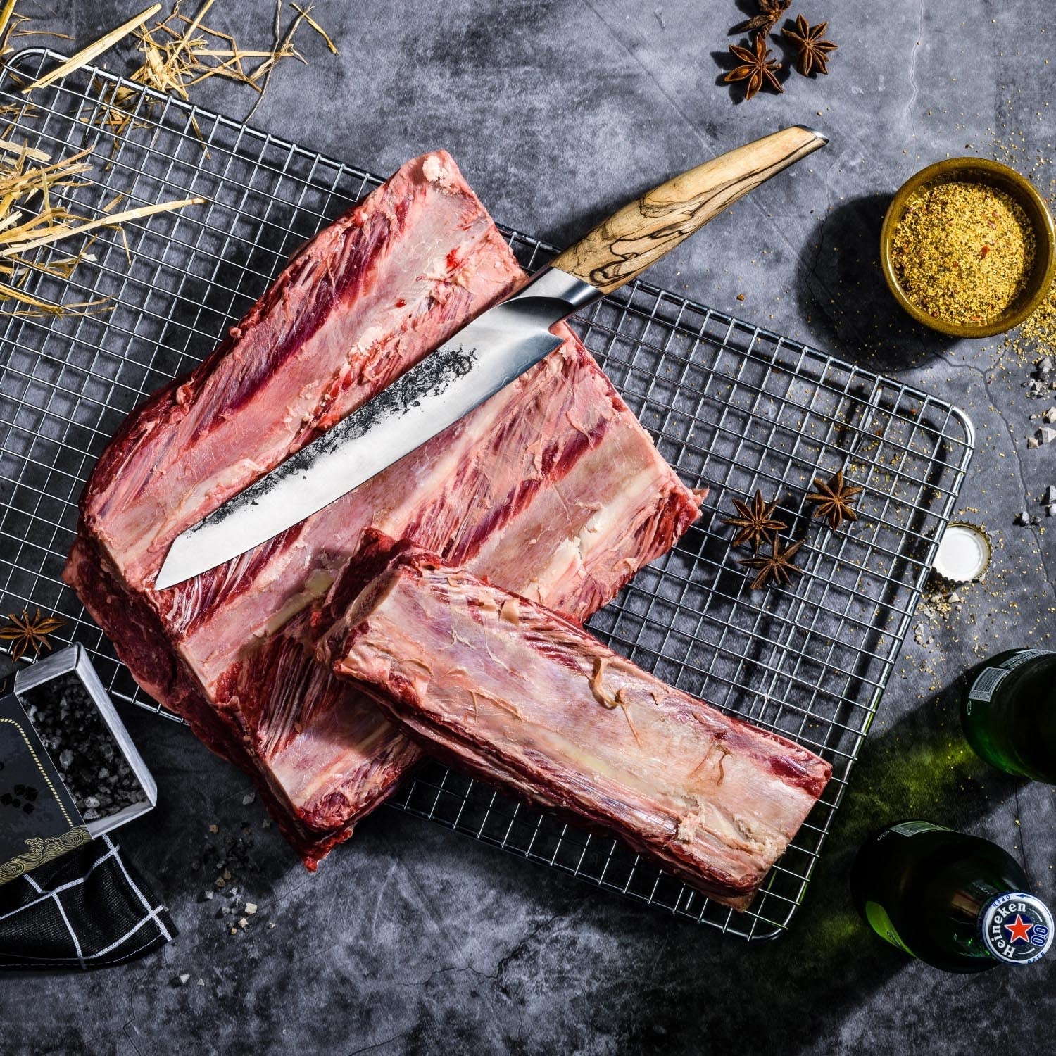 Das Katai Fleischmesser 20cm von Forged überzeugt mit scharfer Klinge und stilvollem Design, perfekt für präzises Fleischschneiden.