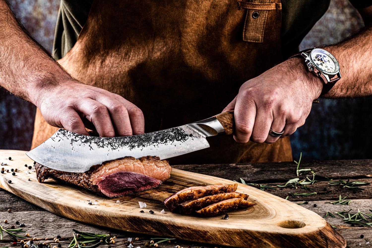 Das Katai Metzgermesser 25cm von Forged überzeugt durch seine Präzision, hochwertige Verarbeitung und stilvolles Design.