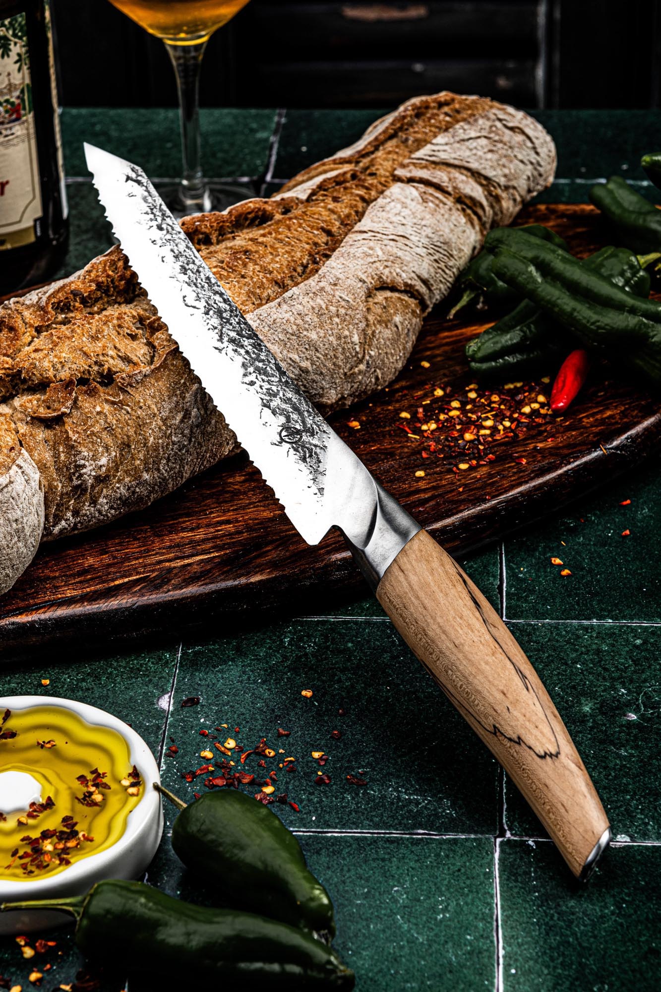 Das 20cm Katai Brotmesser von Forged bietet präzises Schneiden und ein elegantes Design, ideal für jede Küche.