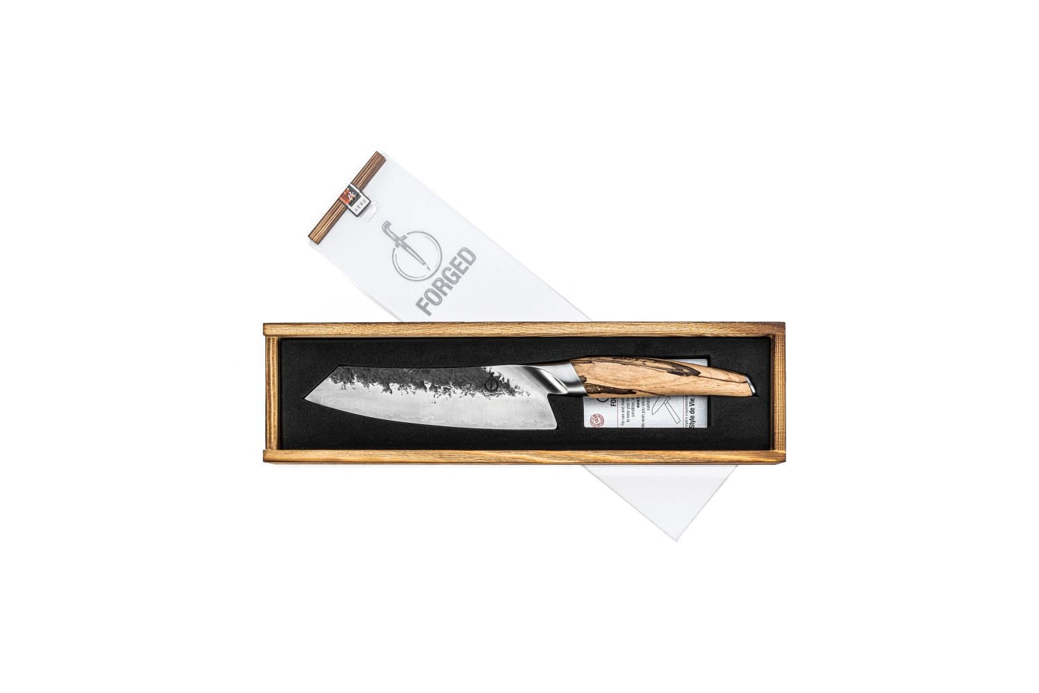 Das Forged Katai Santokumesser 18cm überzeugt mit seiner hochwertigen Klinge und stilvollen Optik, perfekt für exaktes Schneiden.