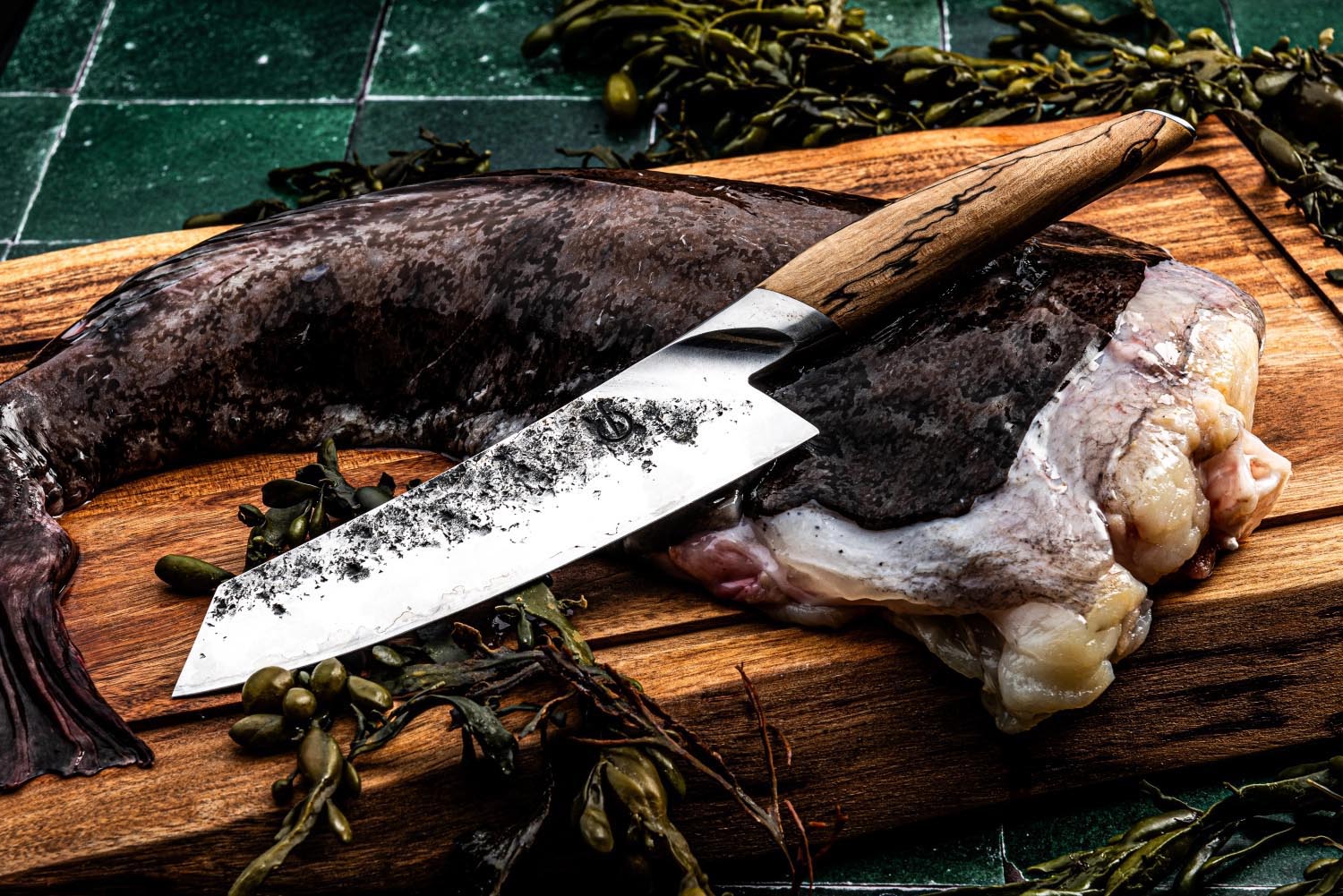 Das Katai Santokumesser 18cm von Forged besticht durch seine scharfe Klinge und edles Design, ideal für präzises Arbeiten.