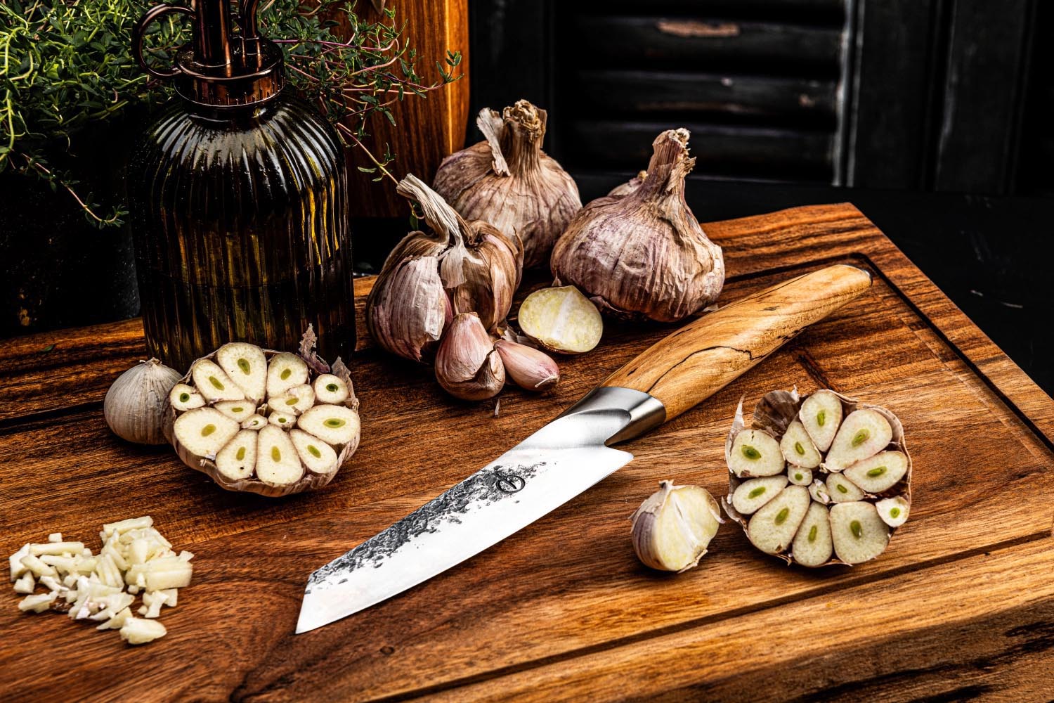 Das Katai Santokumesser 13cm von Forged bietet eine scharfe Klinge und elegantes Design, ideal für präzises Schneiden.