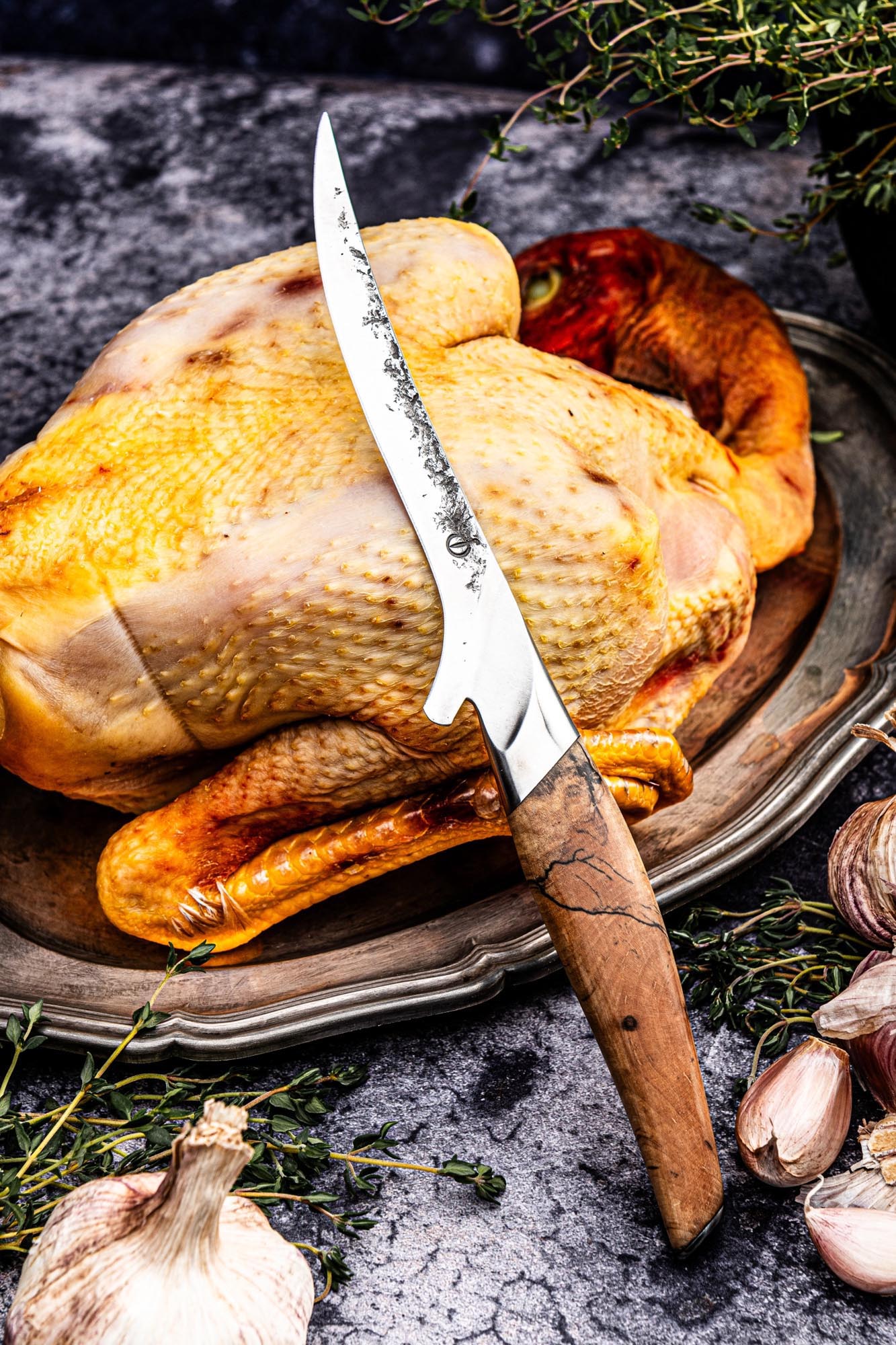 Das Katai Ausbeinmesser 15cm von Forged ist handgeschmiedet und bietet höchste Präzision und Qualität für exaktes Schneiden.