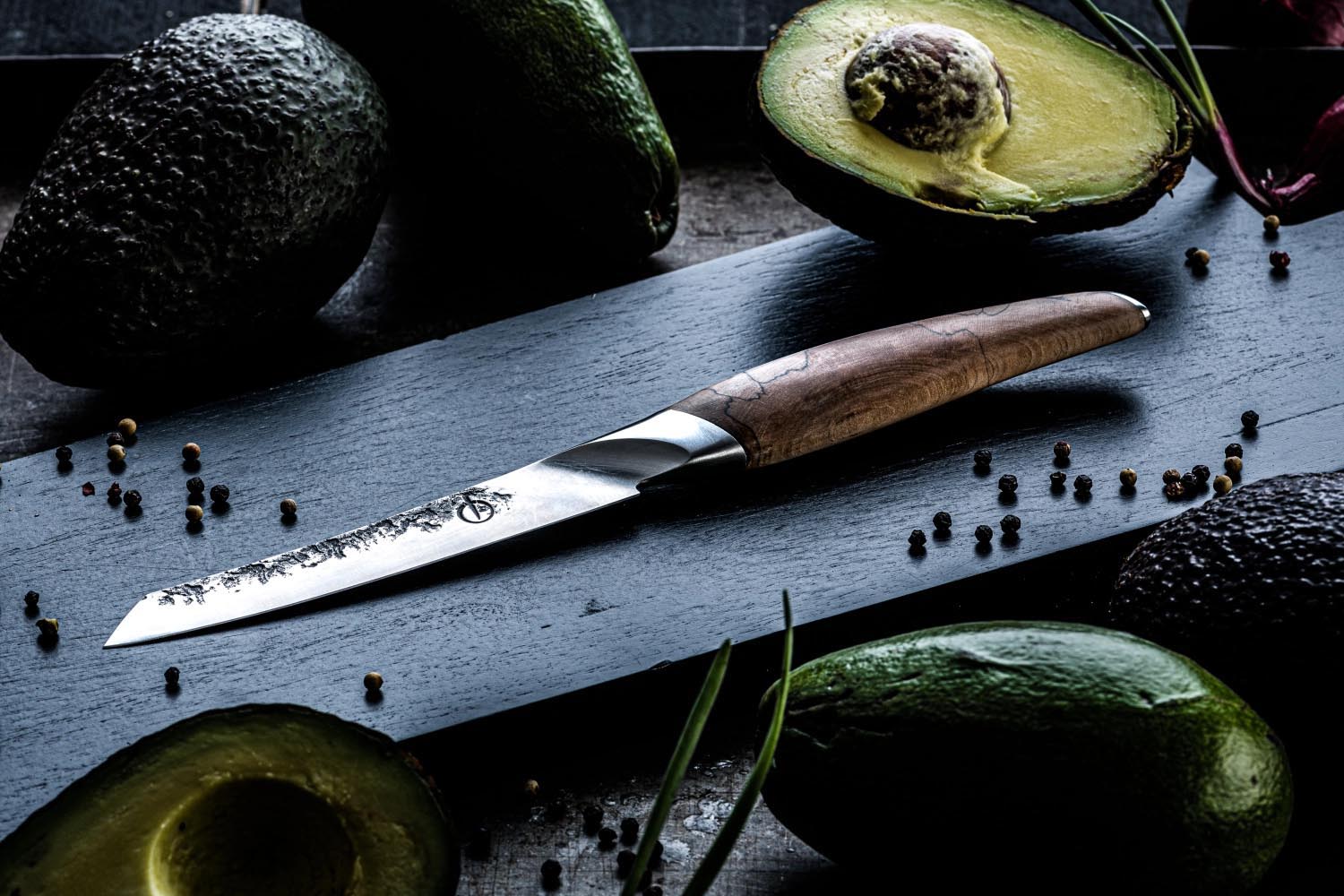 Das Katai Universalmesser 13cm von Forged bietet Präzision und Vielseitigkeit, perfekt für stilvolles und effizientes Schneiden.