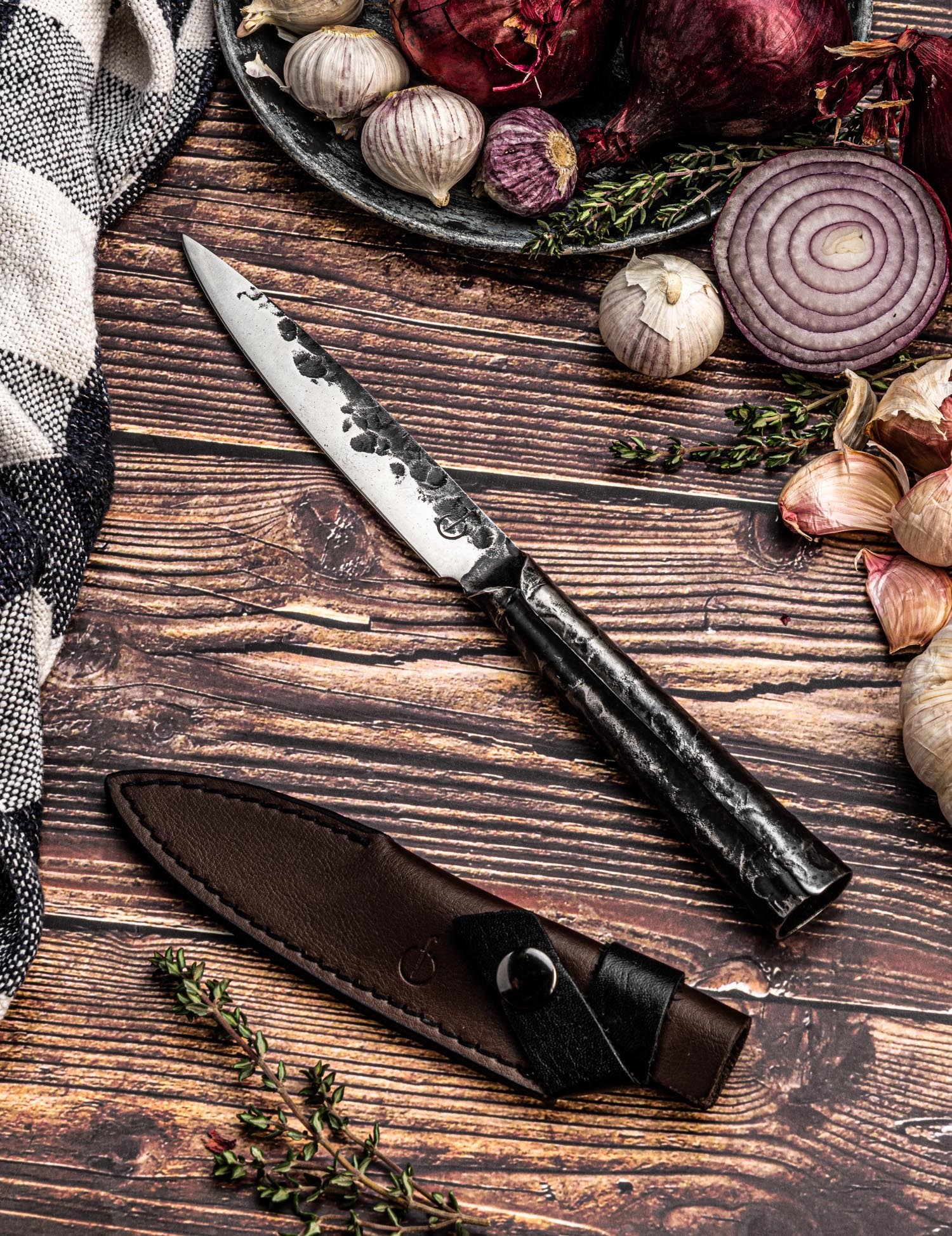 Hochwertiges Lederetui von Forged, ideal für Universalmesser, bietet sicheren Schutz und stilvolle Aufbewahrung.