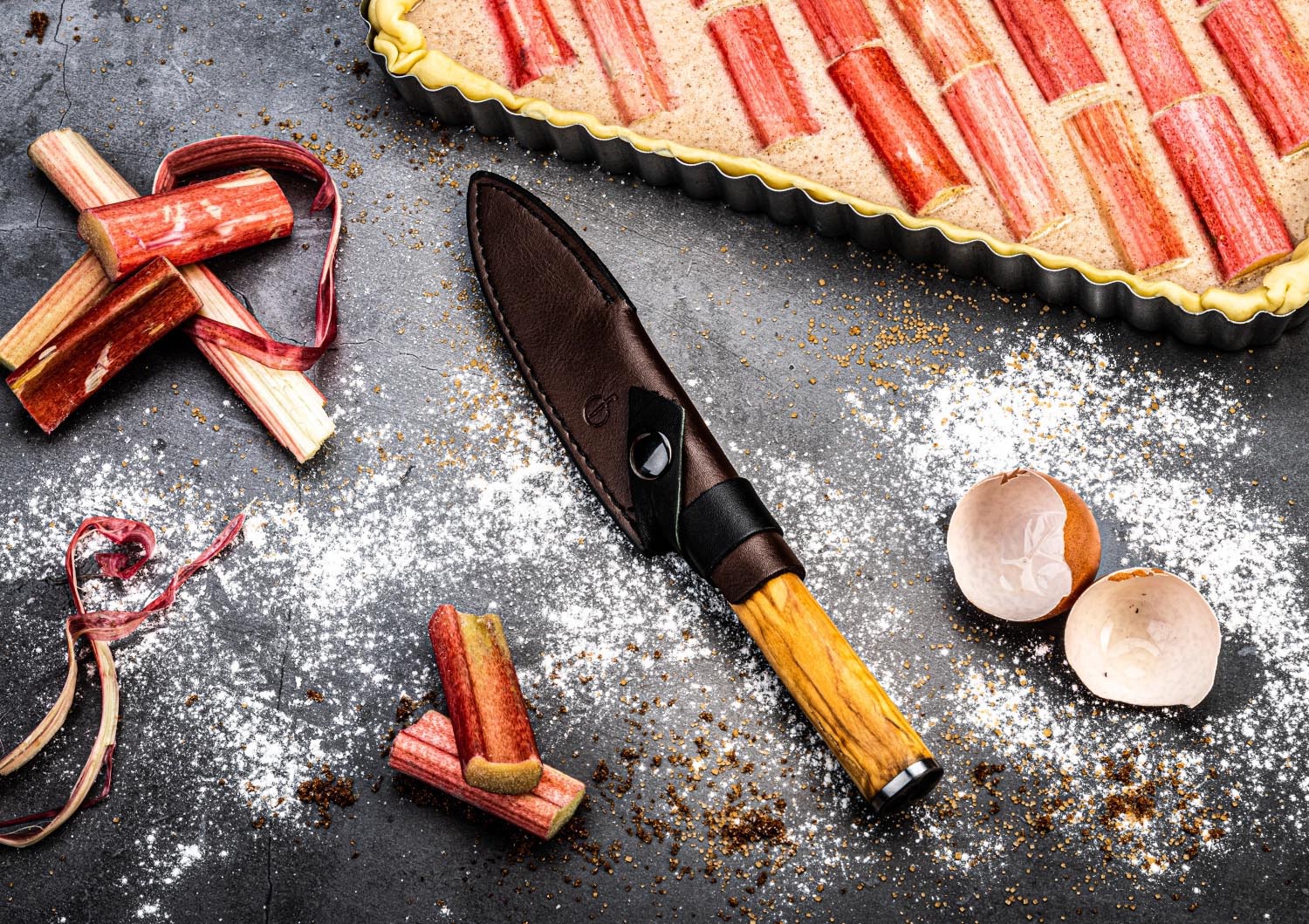 Hochwertiges Lederetui für Santokumesser 14 von Forged, bietet optimalen Schutz und eleganten Transport für Ihr Messer.