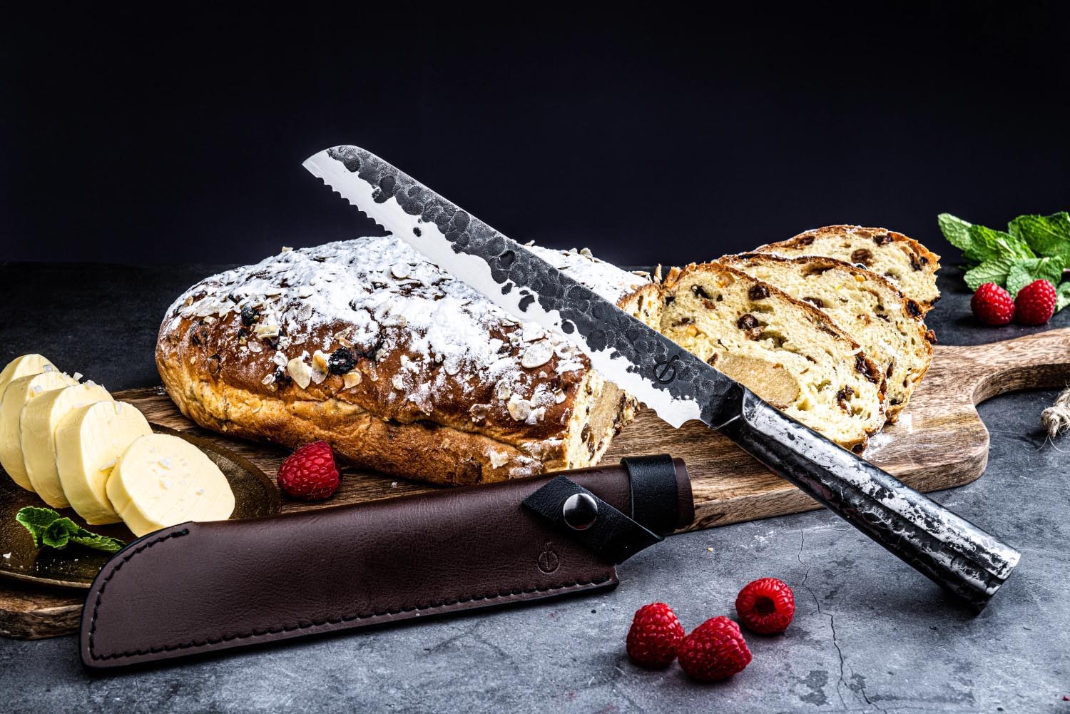 Elegantes Lederetui für Forged Brotmesser, schützt sicher und stilvoll, ideal für Transport und Aufbewahrung.