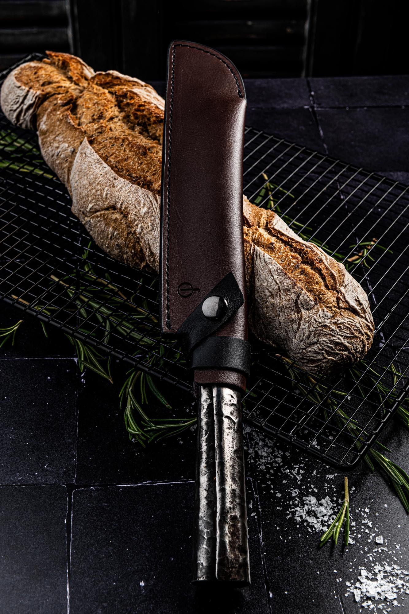 Hochwertiges Lederetui für Forged Brotmesser, bietet sicheren Schutz und stilvolle Aufbewahrung, perfekt für unterwegs.