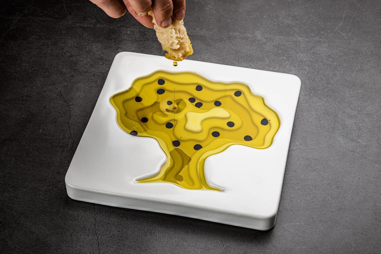 Keramikschale mit Olivenbaum-Design, ideal für Olivenöl. Hochwertige Verarbeitung von Style de Vie für stilvolle Präsentation.