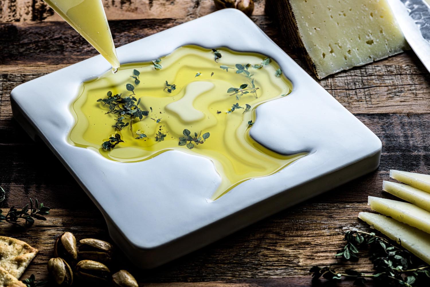 Elegante Keramikschale mit Olivenbaum-Motiv, perfekt für Olivenöl. Stilvolles Design von Style de Vie für Ihre Tischdekoration.