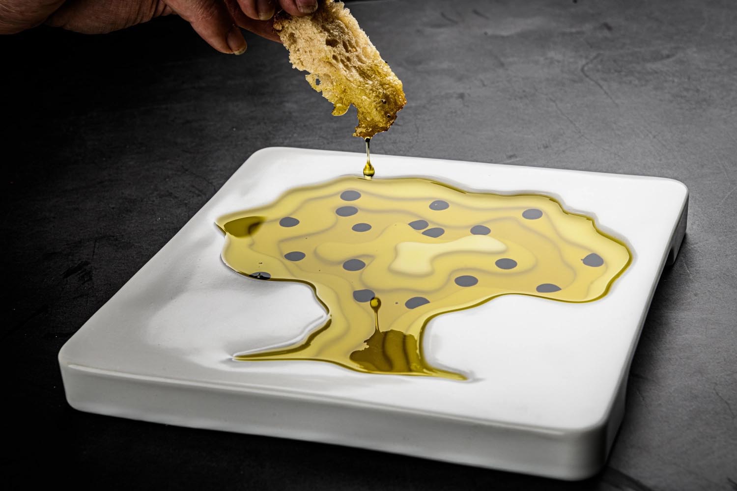 Elegante Keramikschale mit Olivenbaum-Motiv, perfekt für Olivenöl. Stilvolles Design von Style de Vie für Ihre Tischdekoration.