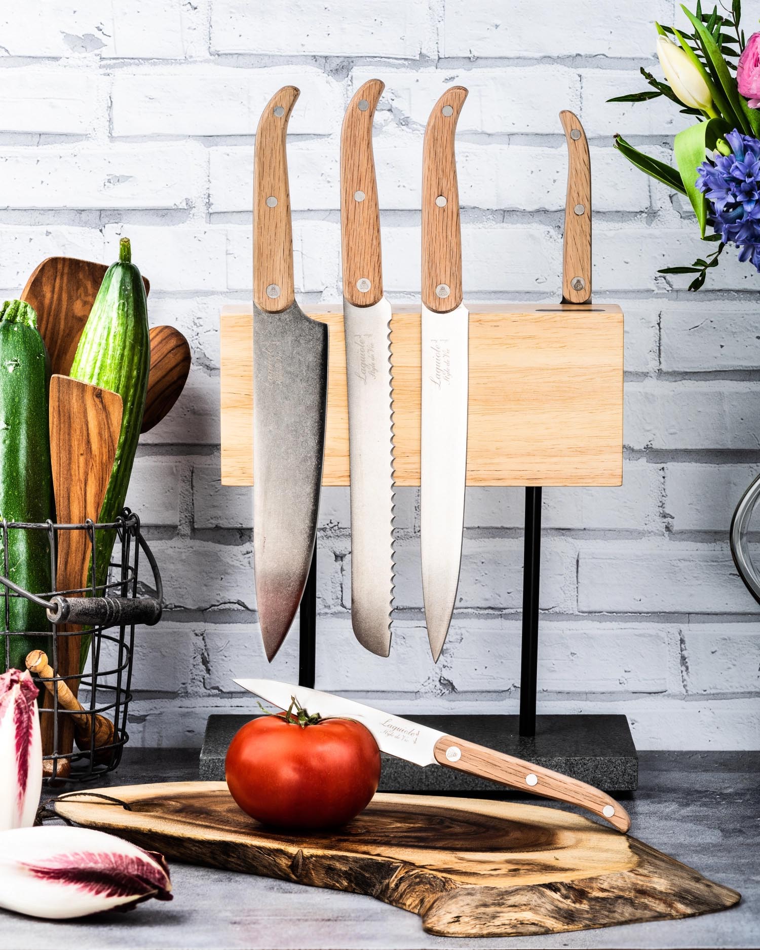 Magnetischer Messerblock aus Eiche mit Natursteinfuss, vereint Funktionalität und Stil für Ihre moderne Küche.