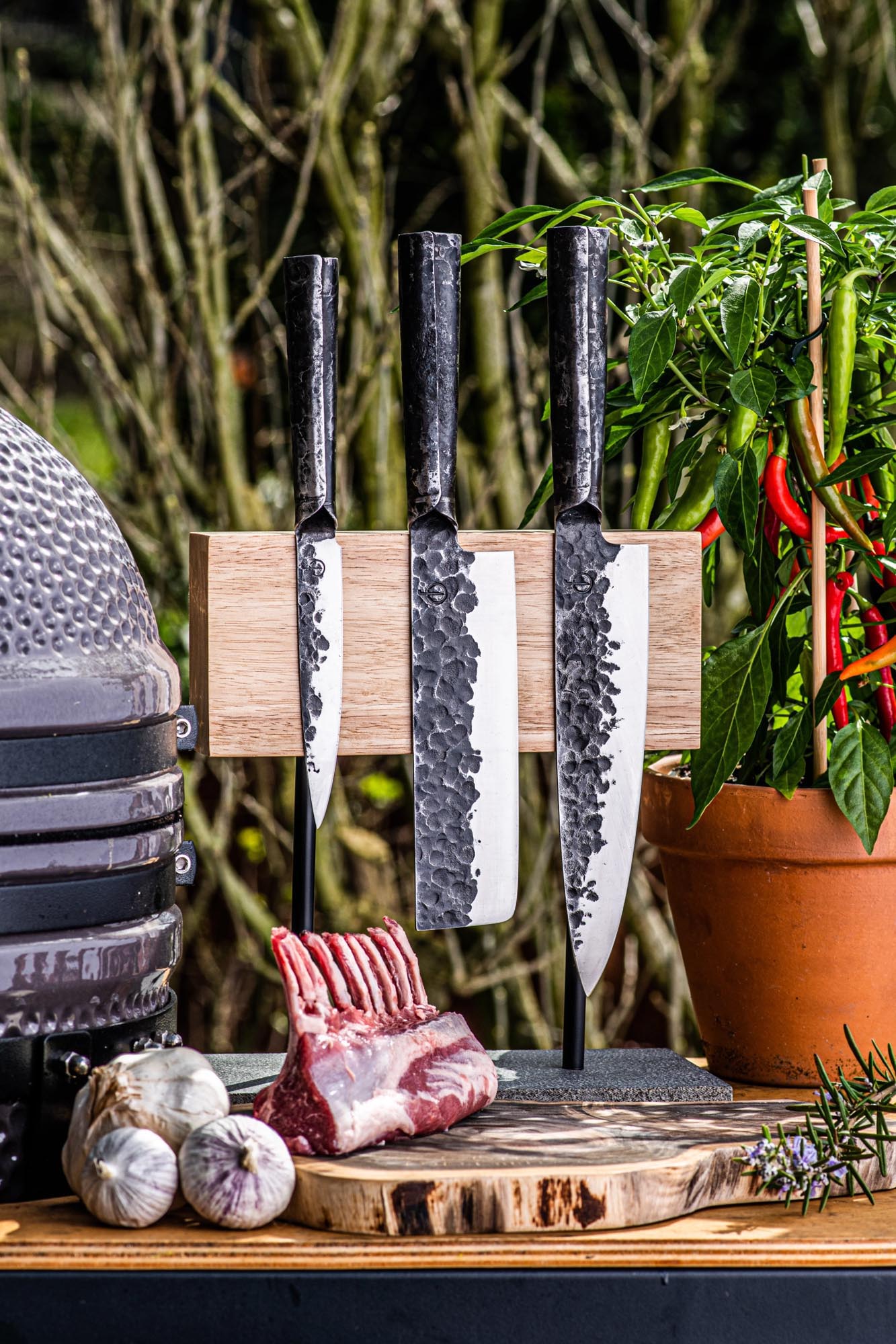 Eleganter Messerblock aus Eiche mit magnetischer Halterung und Natursteinfuss, ideal für stilvolle Küchen.