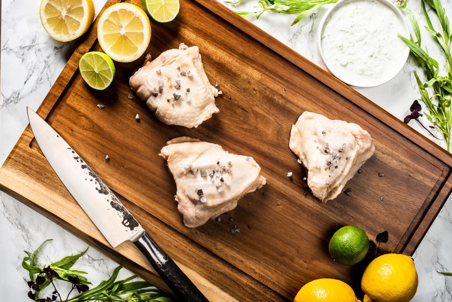 Hochwertiges grosses Schneidebrett aus Naturholz, ideal für die Küche. Robust, stilvoll und praktisch, von Style de Vie.