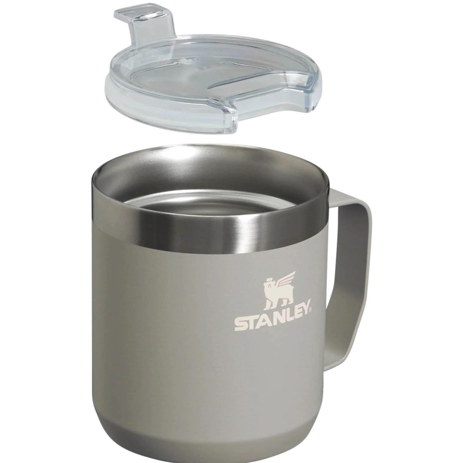 Robuster Stanley Camp Mug 0.35l in Ash 2.0, ideal für Outdoor-Abenteuer. Hält Getränke warm oder kalt, langlebig und stilvoll.