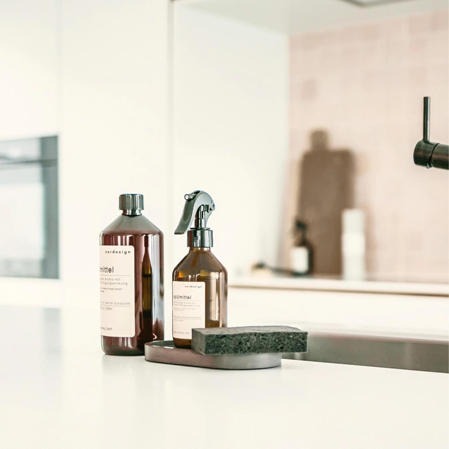 Nachfüllflasche Spülmittel 730ml von Nordesign, mit erfrischendem Duft nach Bergamotte und Zitronengras, umweltfreundlich und ergiebig.