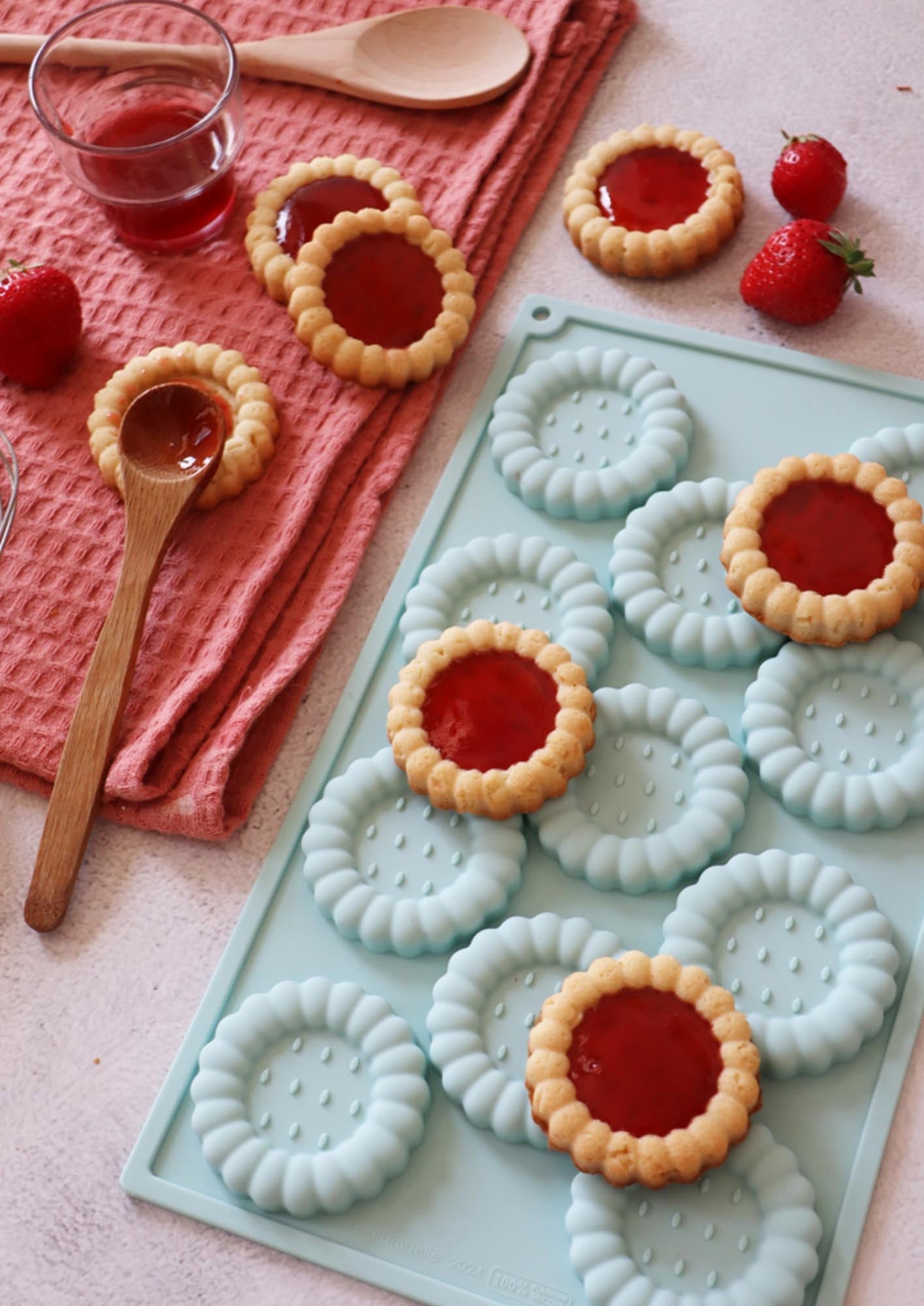 Hochwertige Silikon-Backform für 11 Törtchen, ideal für kreative Backideen. Perfekt für gleichmässige und einfache Ergebnisse.