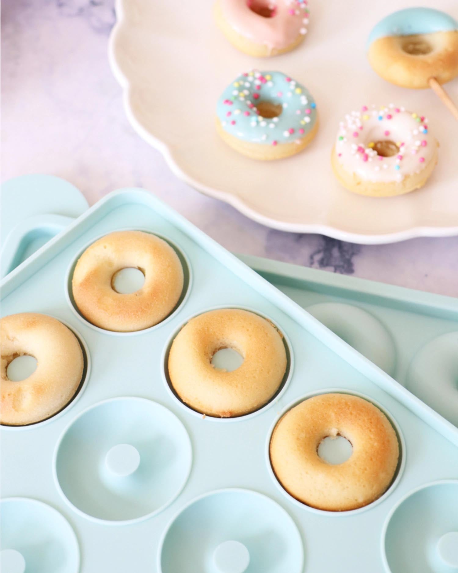 Hochwertige Silikonform für 12 Mini-Donuts, perfekt für kreatives Backen. Antihaft, hitzebeständig und einfach zu reinigen.