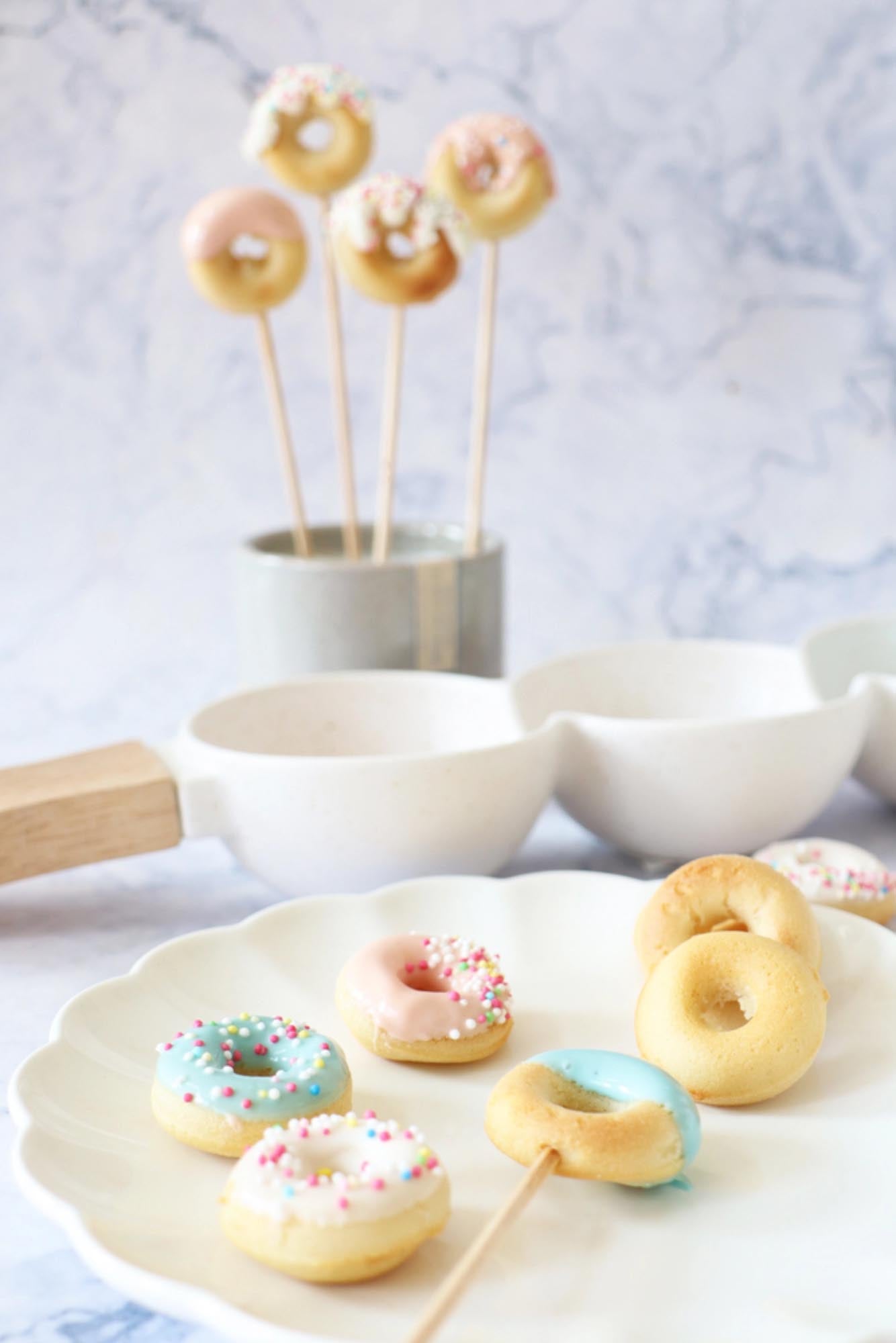 Hochwertige Silikonform für 12 Mini-Donuts, perfekt für kreatives Backen. Antihaft, robust, hitzebeständig und einfach zu reinigen.