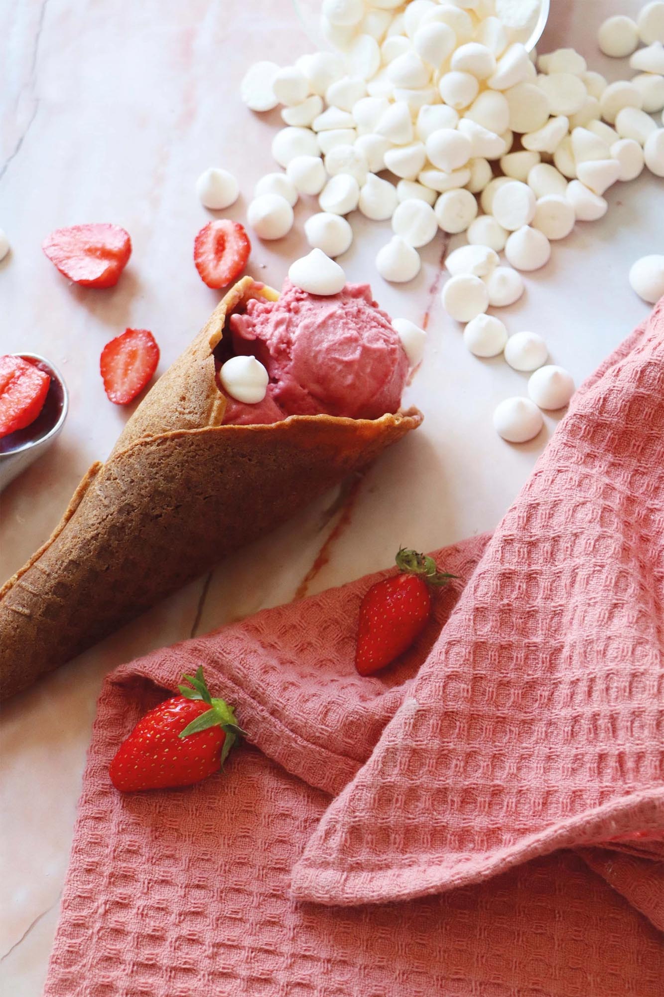 Mit der Waffel- und Cornet-Factory von Scrap Cooking kreieren Sie schnell und einfach leckere, selbstgemachte Waffelhörnchen.