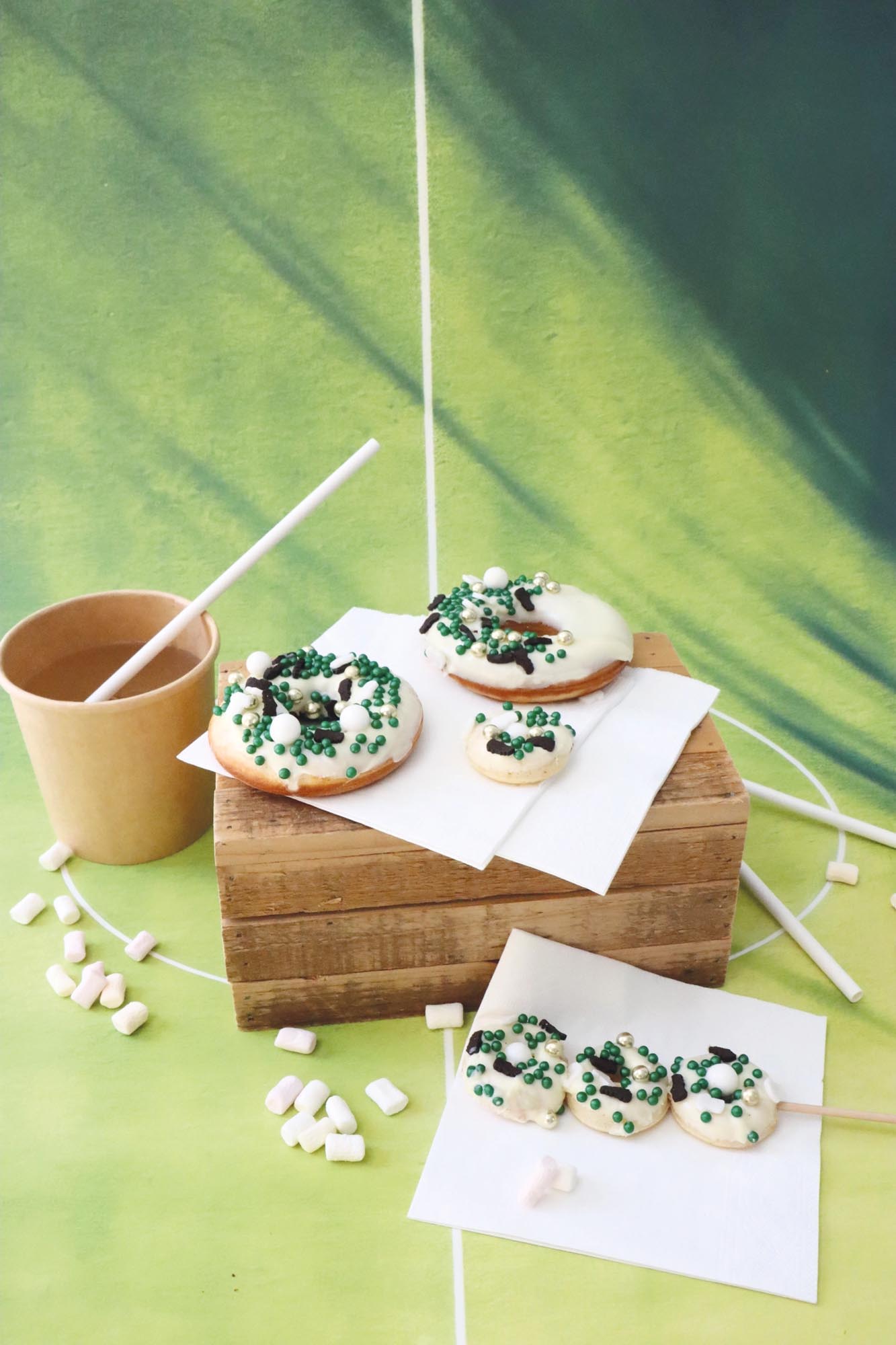 Zuckerstreusel im Fussball-Look, ideal für kreative Dekorationen auf Kuchen, Cupcakes und Desserts. 50g Packung von Scrap Cooking.