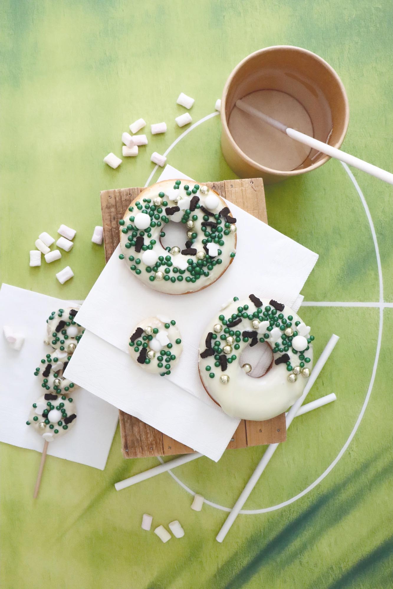 Bunte Zuckerstreusel im Fussball-Design, perfekt für das Verzieren von Kuchen, Cupcakes und Desserts. 50g Packung von Scrap Cooking.