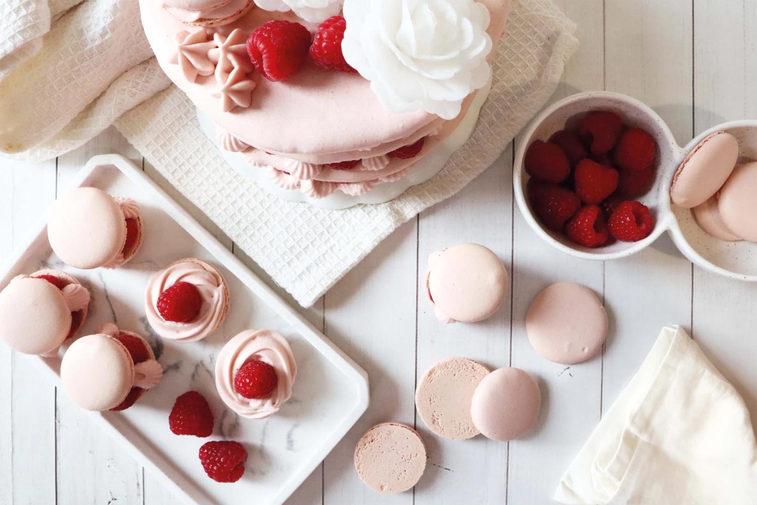 Set aus 3 weissen Rosen aus Esspapier von Scrap Cooking, ideal für kreative Tortendekorationen und essbare Kunstwerke.