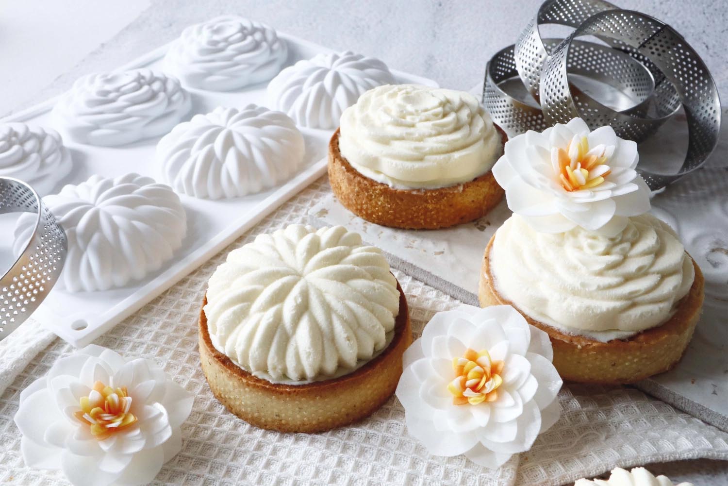 Ein 4er Set essbare Kamelien aus Esspapier, ideal für die kreative Tortendekoration und zum Verzieren von Desserts. Perfekt für Backprojekte.