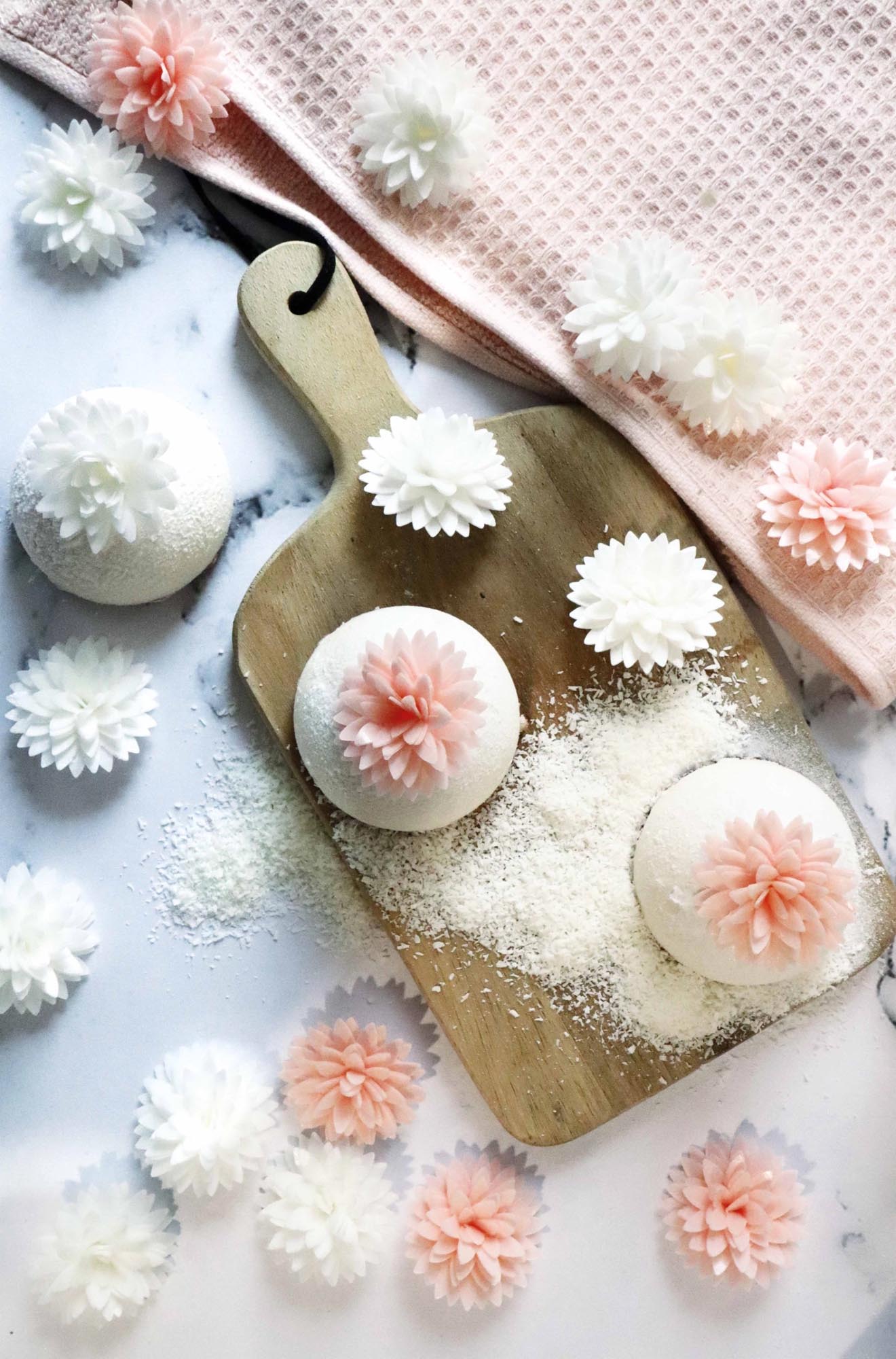 Essbare Dahlien aus Esspapier in Weiss und Rosa, ideal für kreative Tortendekorationen. 5er Set von Scrap Cooking für Backideen.