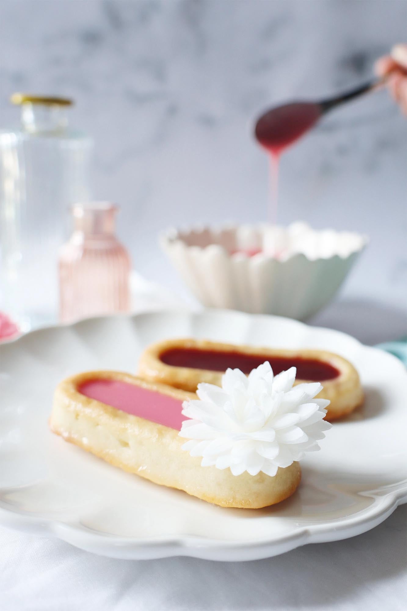 Set aus 5 weissen Dahlien aus Esspapier, ideal für kreative Tortendekorationen und Backprojekte. Essbare und elegante Verzierung.