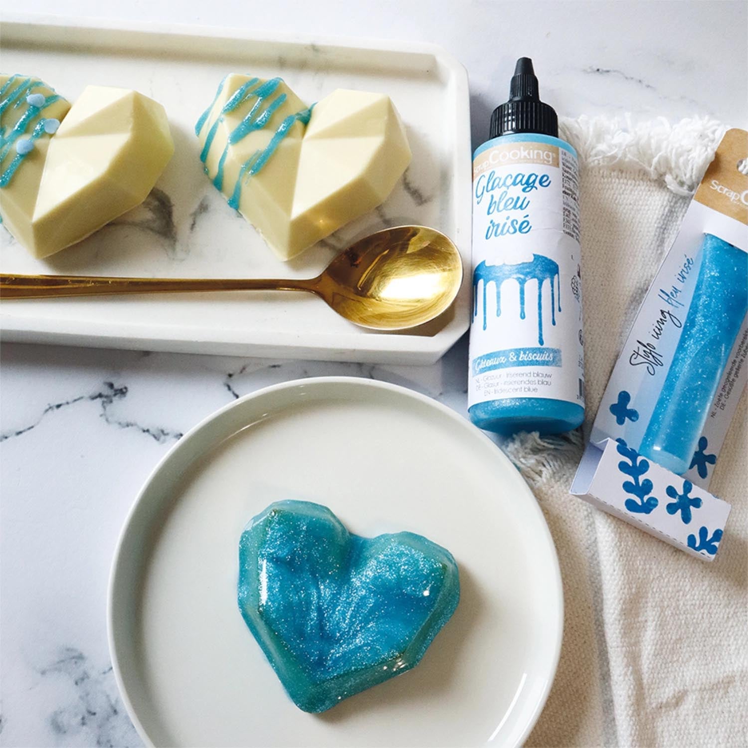 Perlmuttblaue Kuchenglasur mit Schokoladengeschmack, 140g, ideal für kreative Backideen von Scrap Cooking.