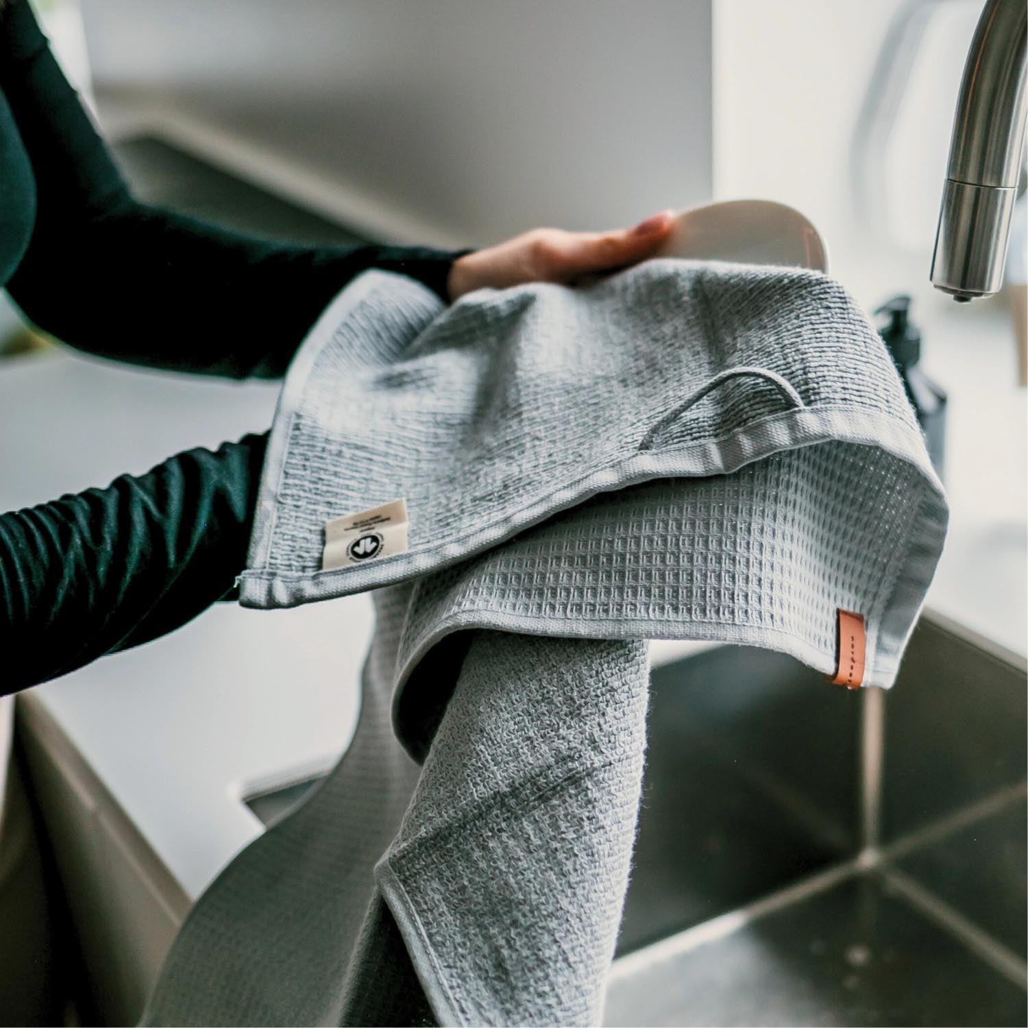 Hochwertiges Küchentuch in Hellgrau, 40x60cm, von Nordesign. Stilvolles Design, ideal für moderne Küchen.