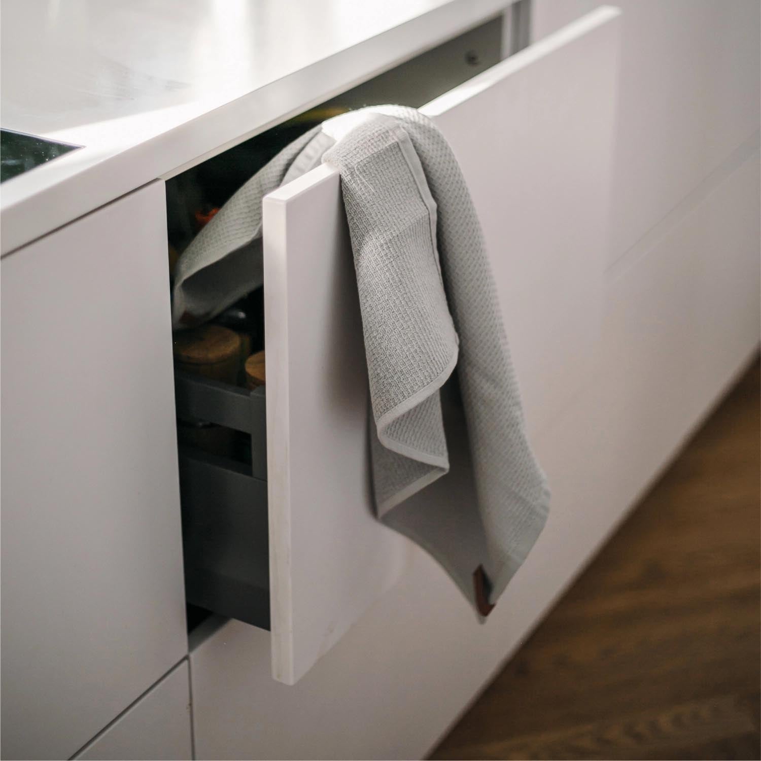 Elegantes Küchentuch Stockholm Grey von Nordesign, 40x60cm, hellgrau. Perfekt für stilvolle und funktionale Kücheneinrichtung.