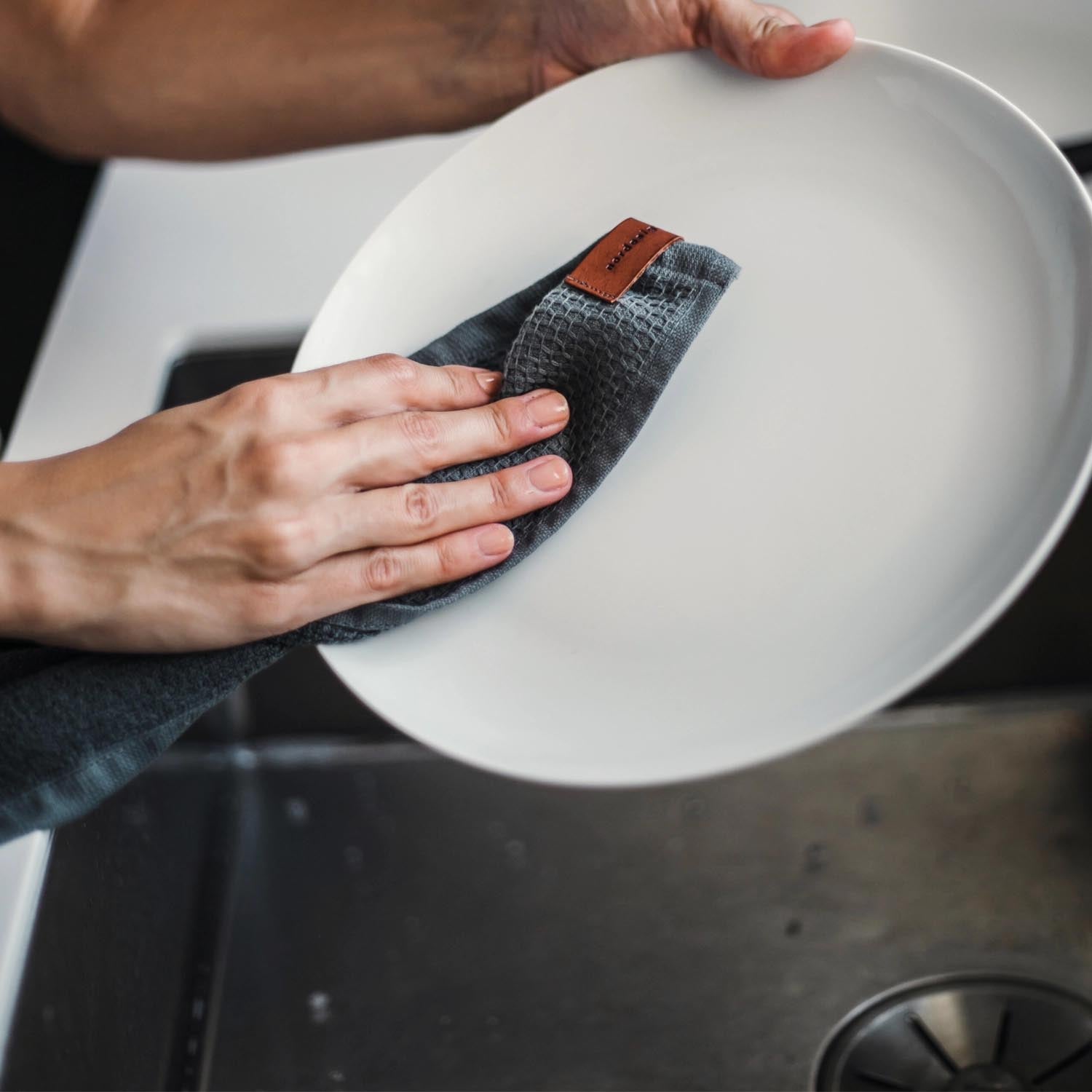 Elegantes Küchentuch Oslo Grey in Dunkelgrau, 40x60cm von Nordesign. Perfekt für stilvolle und funktionale Kücheneinrichtung.