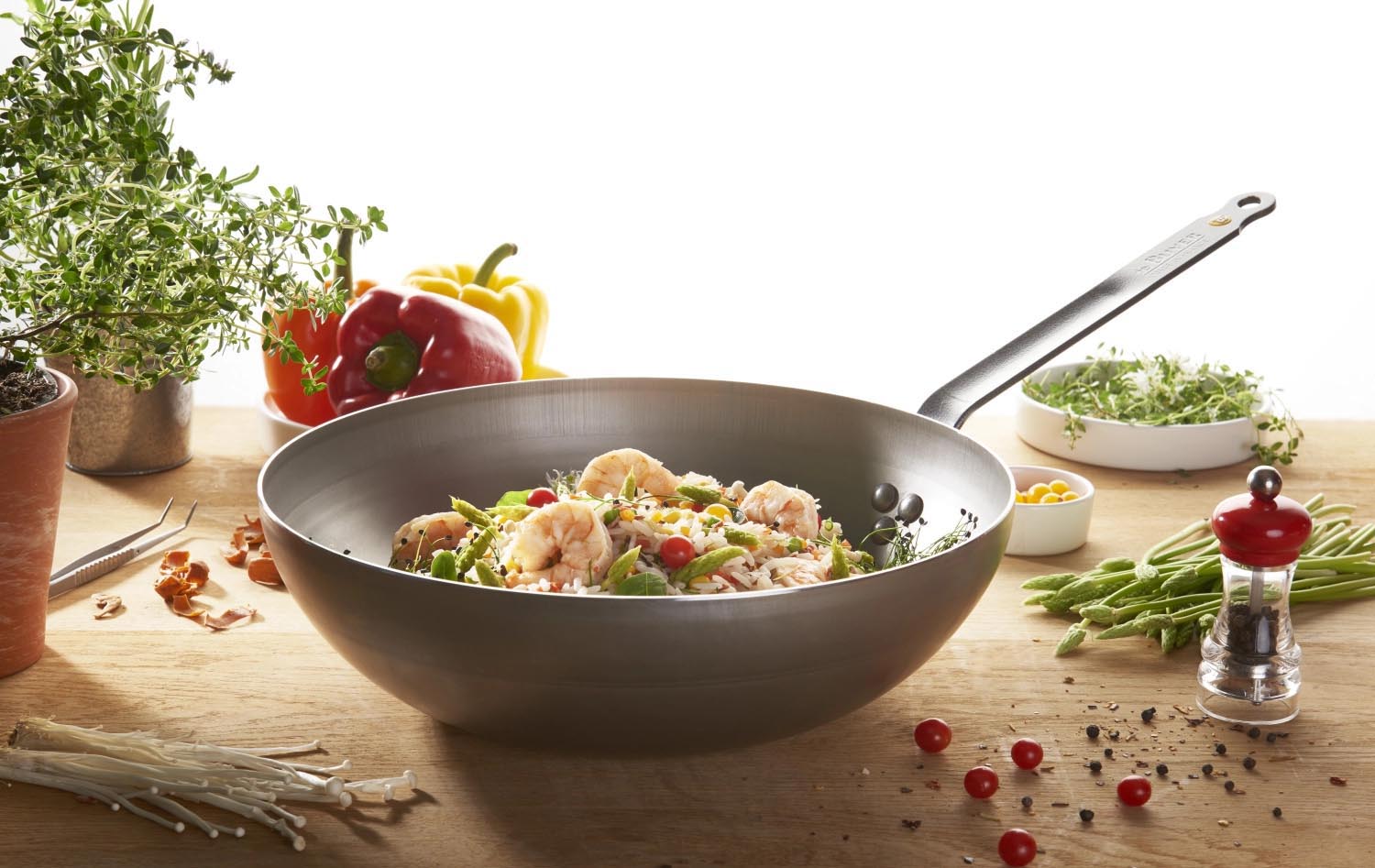 Robuster Wok aus Mineral B Stahl, 28 cm, perfekt für gesundes Kochen und authentische asiatische Gerichte.