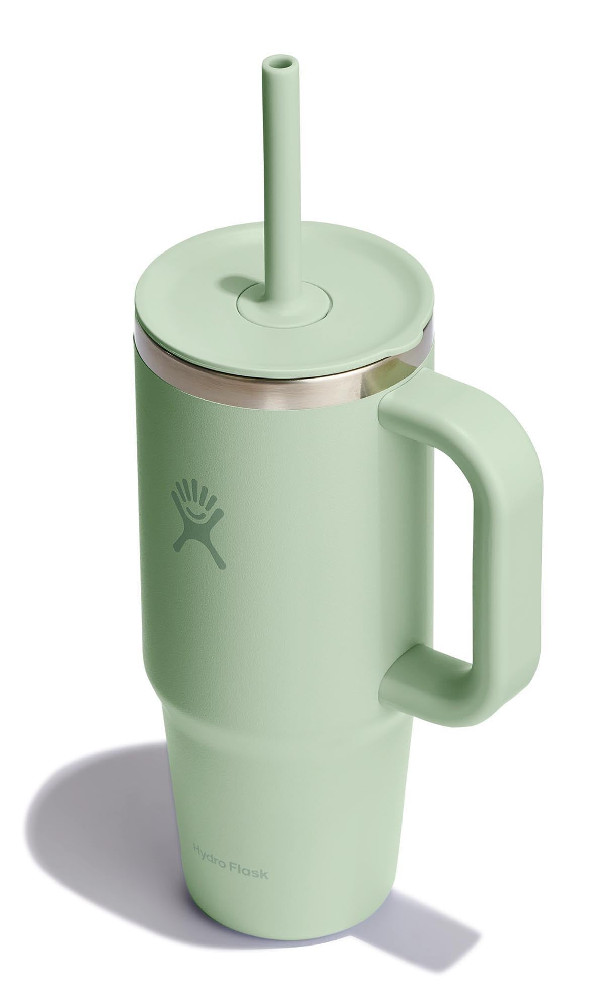 Eleganter 710ml Reisebecher in beruhigendem Aloe-Grün mit praktischem Trinkhalm, perfekt für Erfrischungen unterwegs.