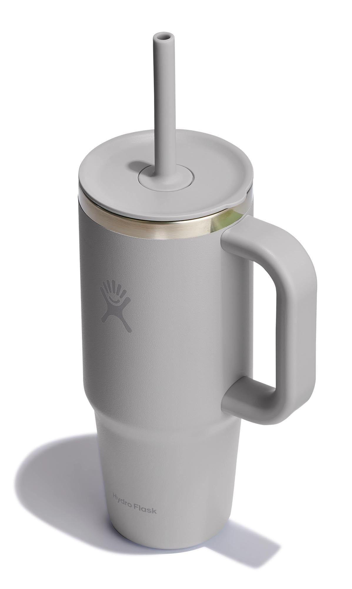 Eleganter 710ml Reisebecher in Birch von Hydro Flask, ausgestattet mit einem praktischen Trinkhalm für unterwegs.