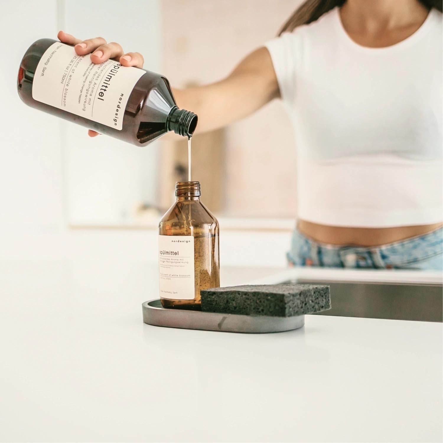 Spülmittel 250ml mit Bergamotte- und Zitronengrasduft, praktische Kunststoffpumpe, stilvolles Design von Nordesign.