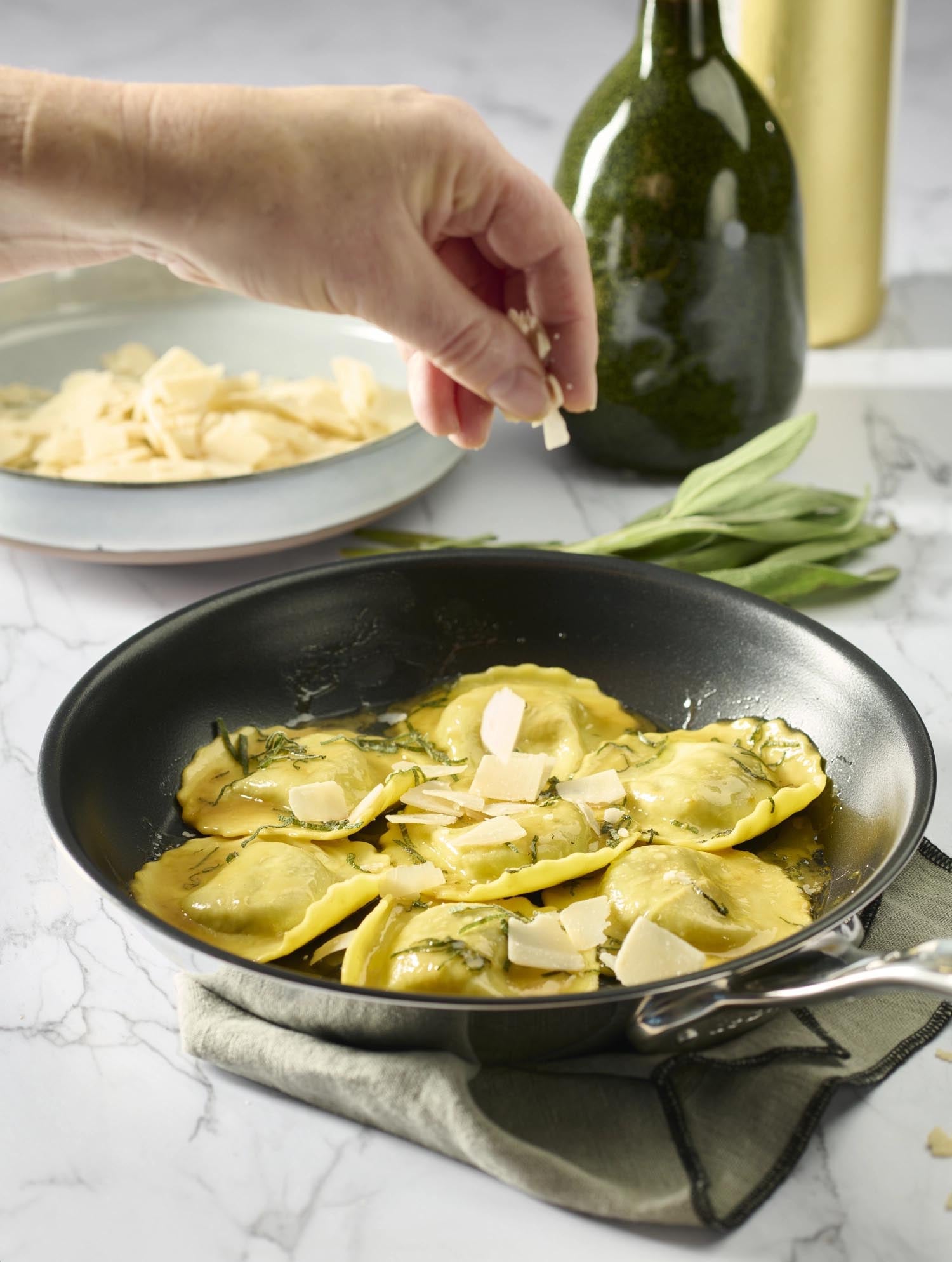 Hochwertige 24cm Edelstahl-Bratpfanne von de Buyer mit Antihaftbeschichtung, ideal für gesundes und präzises Kochen.