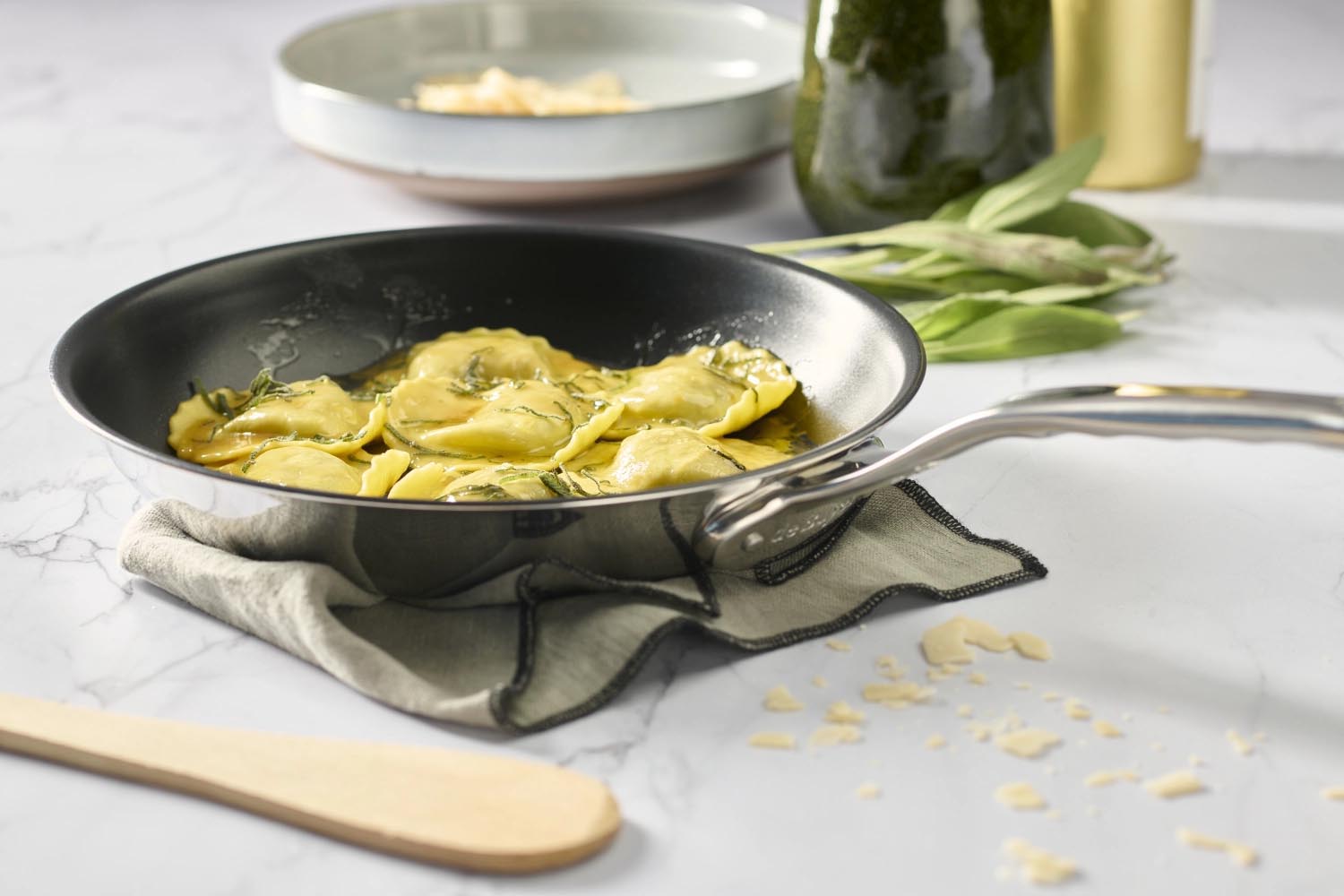 De Buyer Affinity Bratpfanne 28cm: Robuster Edelstahl, Antihaft, ideal für gesundes Kochen und präzise Bratergebnisse.