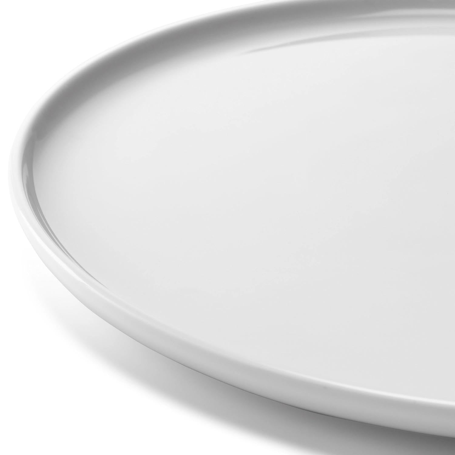 Set aus zwei flachen, 24 cm grossen Tellern aus weissem Porzellan von LSA. Perfekt für elegante Tischarrangements.