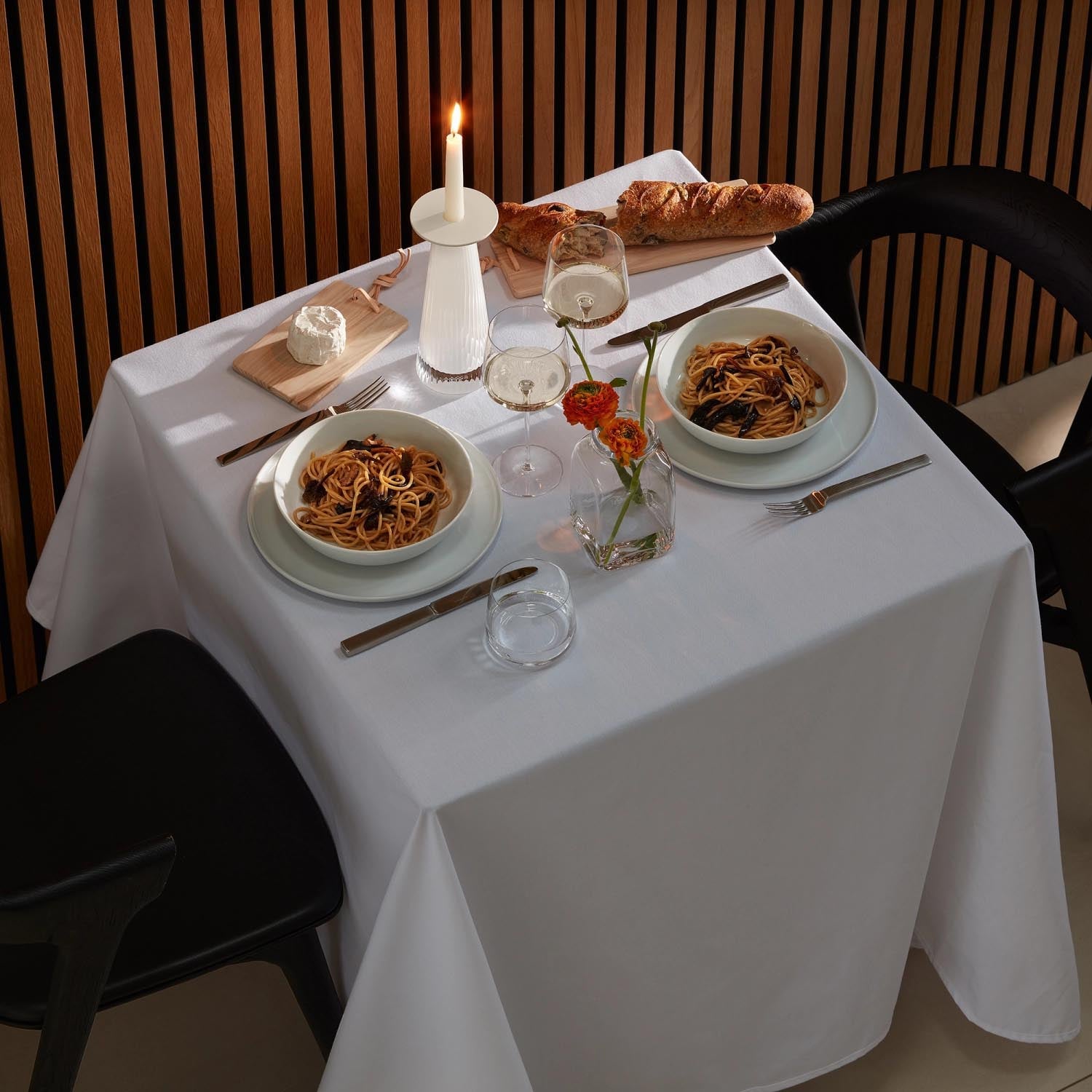 Set aus zwei flachen, weissen Tellern von LSA, 26 cm Durchmesser, perfekt für elegante Tischgestaltung und vielseitige Verwendung.