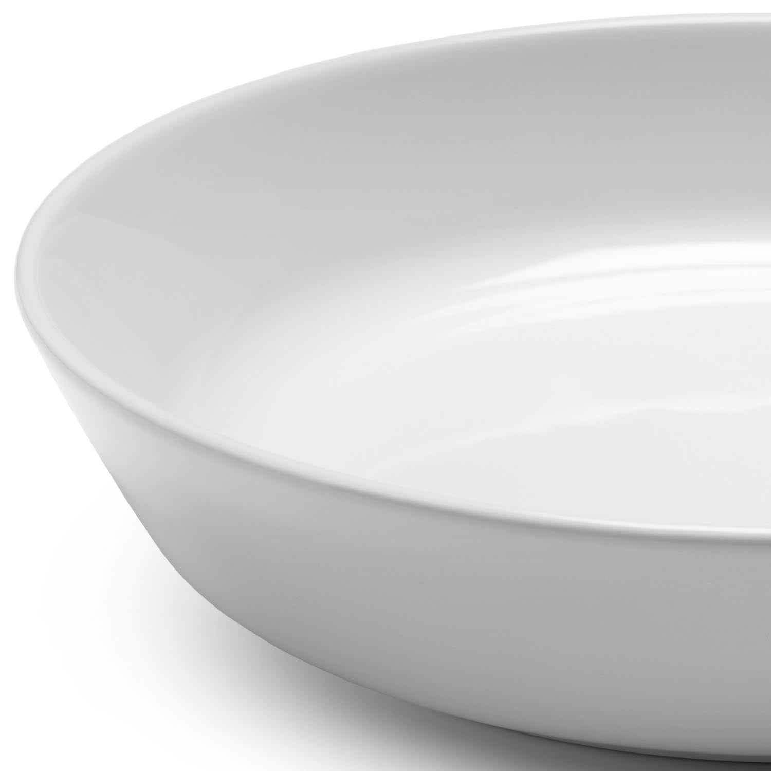 Set aus zwei tiefen Tellern von LSA, 24 cm, in Weiss. Perfekt für elegantes Servieren und zeitgemässe Tischgestaltung.