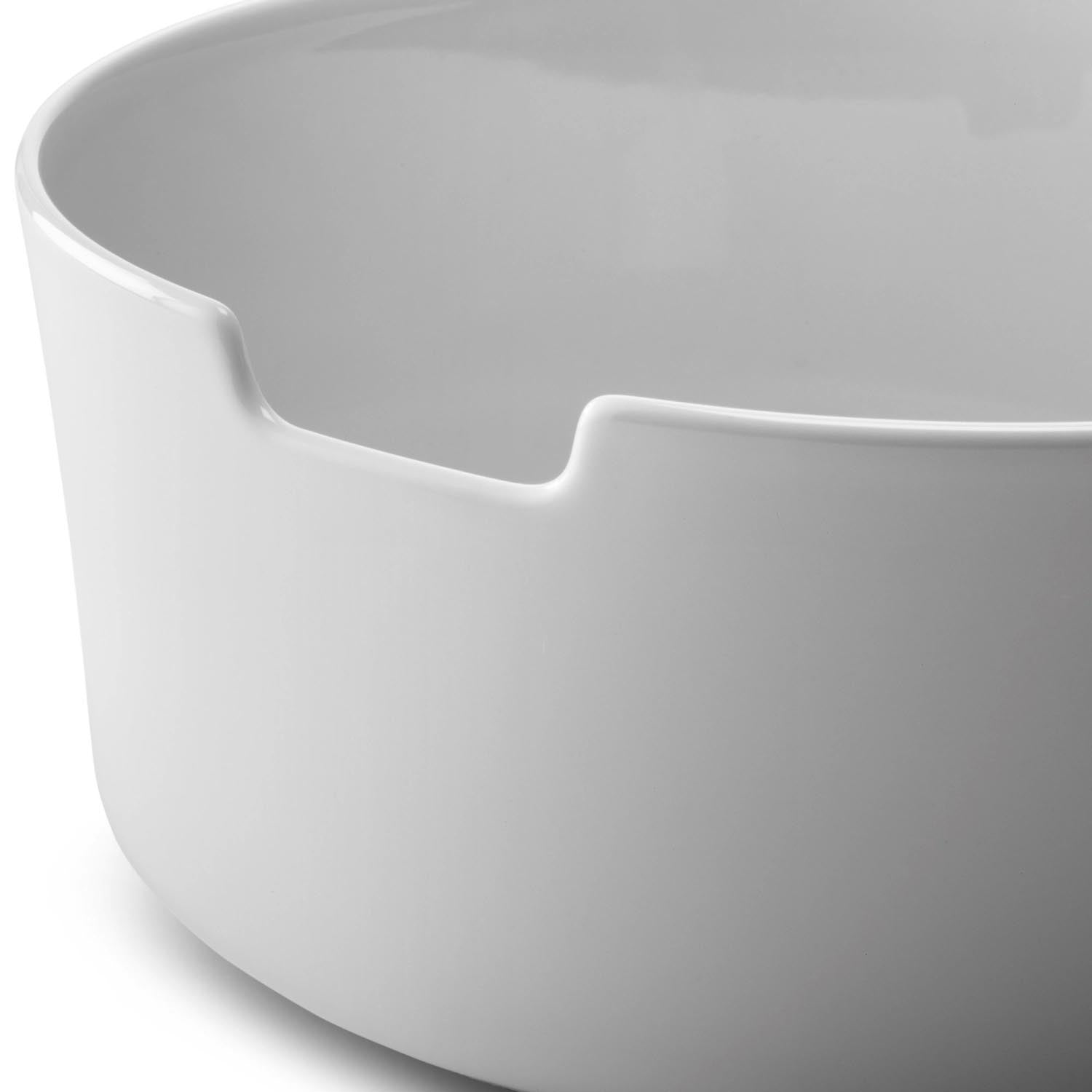 Stilvolle Salatschale aus weissem Eschenholz mit passendem Besteck, perfekt für modernes Servieren und zeitgemässe Tischdekoration.